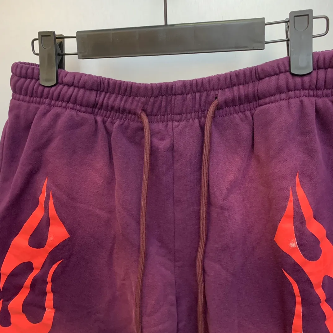 P150 7-color FLAME SHORTS Hellstar high-quality spray-on shorts, the new hot beauty trend Hellstar!  Standard beauty and trendy workmanship, original customization (fabric, pattern, printing, hang tag, main mark, etc.), exaggerated style, explosive style, dare to break through tradition, bring adventurous new fashion experience!   YoungBoy, the most popular rapper in the youth circle, has shot a lot of models for him, and celebrities such as Dababy and Swae Lee frequently get dressed!  Color: WHITE, Black red, Black green, Purple, Blue, Gray, Yellow Size: S, M, L, XL