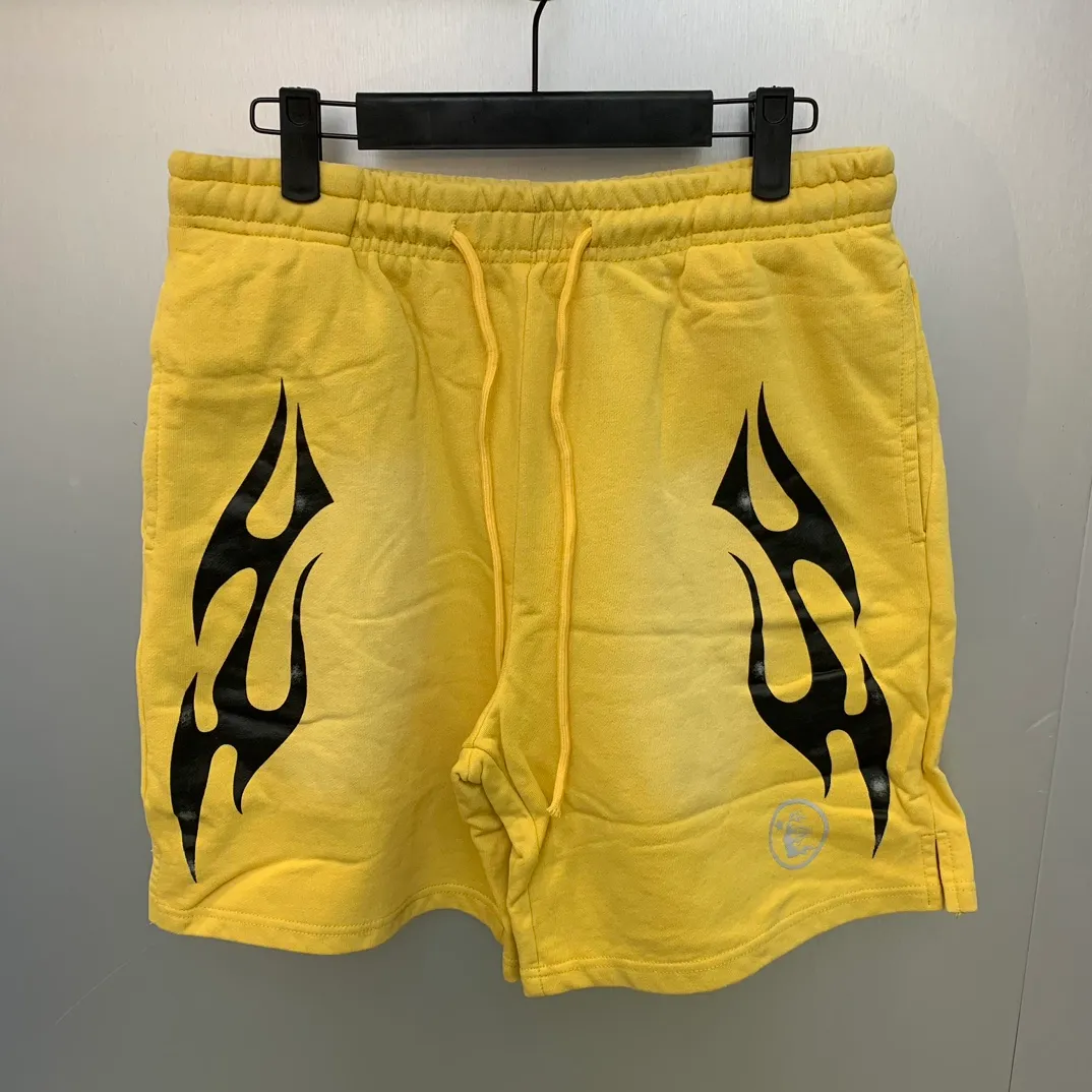 P150 7-color FLAME SHORTS Hellstar high-quality spray-on shorts, the new hot beauty trend Hellstar!  Standard beauty and trendy workmanship, original customization (fabric, pattern, printing, hang tag, main mark, etc.), exaggerated style, explosive style, dare to break through tradition, bring adventurous new fashion experience!   YoungBoy, the most popular rapper in the youth circle, has shot a lot of models for him, and celebrities such as Dababy and Swae Lee frequently get dressed!  Color: WHITE, Black red, Black green, Purple, Blue, Gray, Yellow Size: S, M, L, XL