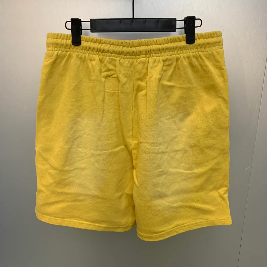 P150 7-color FLAME SHORTS Hellstar high-quality spray-on shorts, the new hot beauty trend Hellstar!  Standard beauty and trendy workmanship, original customization (fabric, pattern, printing, hang tag, main mark, etc.), exaggerated style, explosive style, dare to break through tradition, bring adventurous new fashion experience!   YoungBoy, the most popular rapper in the youth circle, has shot a lot of models for him, and celebrities such as Dababy and Swae Lee frequently get dressed!  Color: WHITE, Black red, Black green, Purple, Blue, Gray, Yellow Size: S, M, L, XL