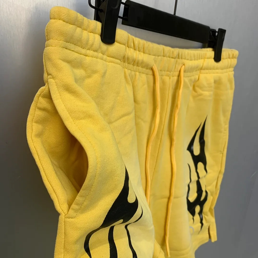 P150 7-color FLAME SHORTS Hellstar high-quality spray-on shorts, the new hot beauty trend Hellstar!  Standard beauty and trendy workmanship, original customization (fabric, pattern, printing, hang tag, main mark, etc.), exaggerated style, explosive style, dare to break through tradition, bring adventurous new fashion experience!   YoungBoy, the most popular rapper in the youth circle, has shot a lot of models for him, and celebrities such as Dababy and Swae Lee frequently get dressed!  Color: WHITE, Black red, Black green, Purple, Blue, Gray, Yellow Size: S, M, L, XL