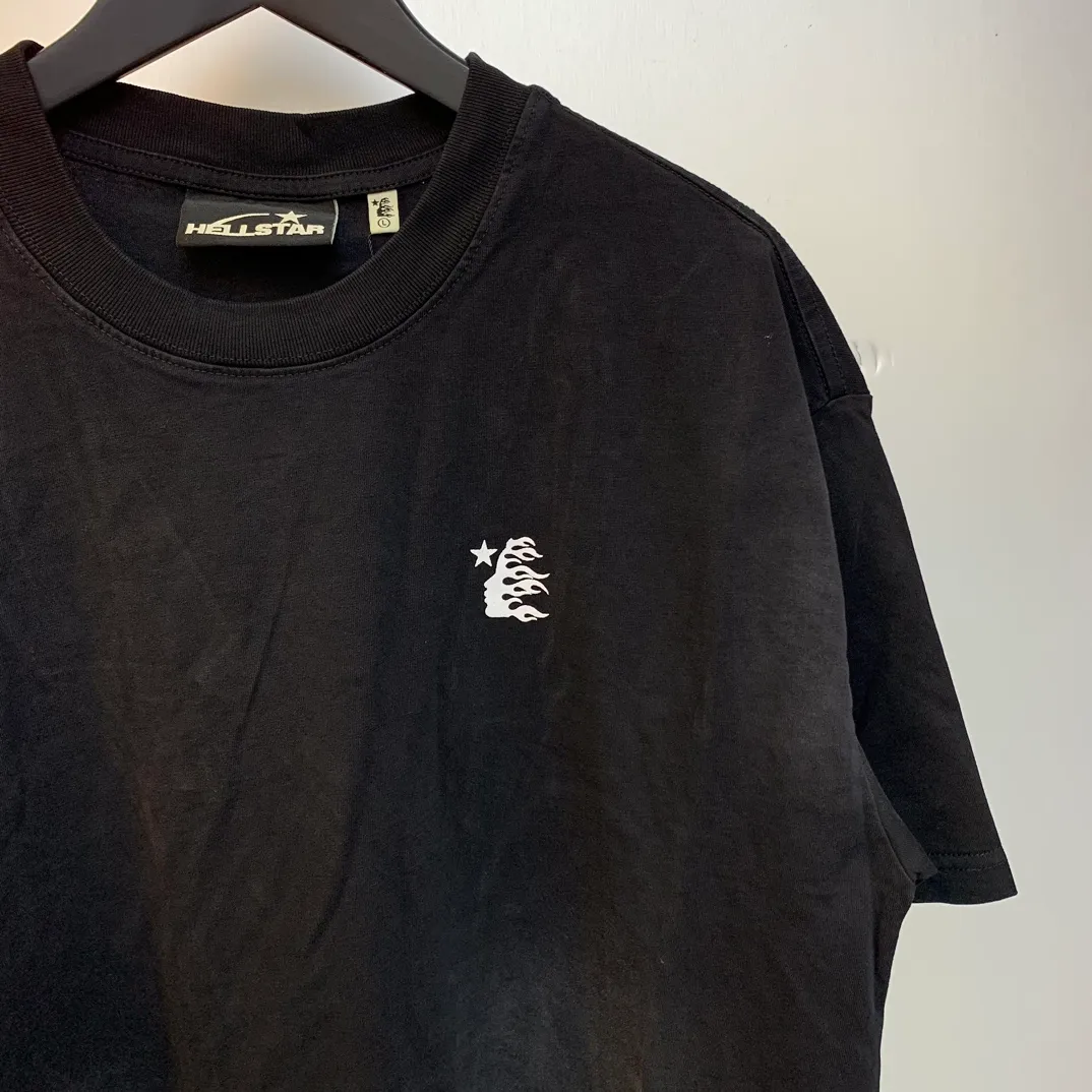P126 Hellstar STUDIOS BASIC T-SHIRT Simple, beautiful and trendy spray Ma Liu short-sleeved T-shirt. The new hot trendy Hellstar!  Standard beauty and trendy workmanship, original customization (fabric, pattern, printing, hang tag, main mark, etc.), exaggerated style, explosive style, dare to break through tradition, bring adventurous new fashion experience!   YoungBoy, the most popular rapper in the youth circle, has shot a lot of models for him, and celebrities such as Dababy and Swae Lee frequently get dressed!  color: black Size: S, M, L, XL