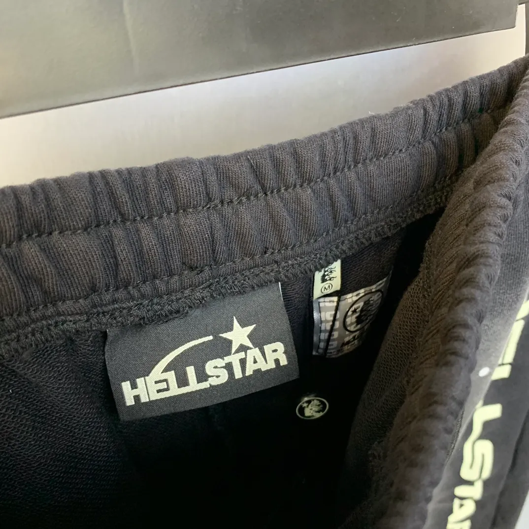 P150 HELLSTAR STUDIOS SHORTS High-quality spray-on pure cotton shorts with splashes of ink. The new hot beauty trend Hellstar!  Standard beauty and trendy workmanship, original customization (fabric, pattern, printing, hang tag, main mark, etc.), exaggerated style, explosive style, dare to break through tradition, bring adventurous new fashion experience!   YoungBoy, the most popular rapper in the youth circle, has shot a lot of models for him, and celebrities such as Dababy and Swae Lee frequently get dressed!  color: BLACK Size: S, M, L, XL