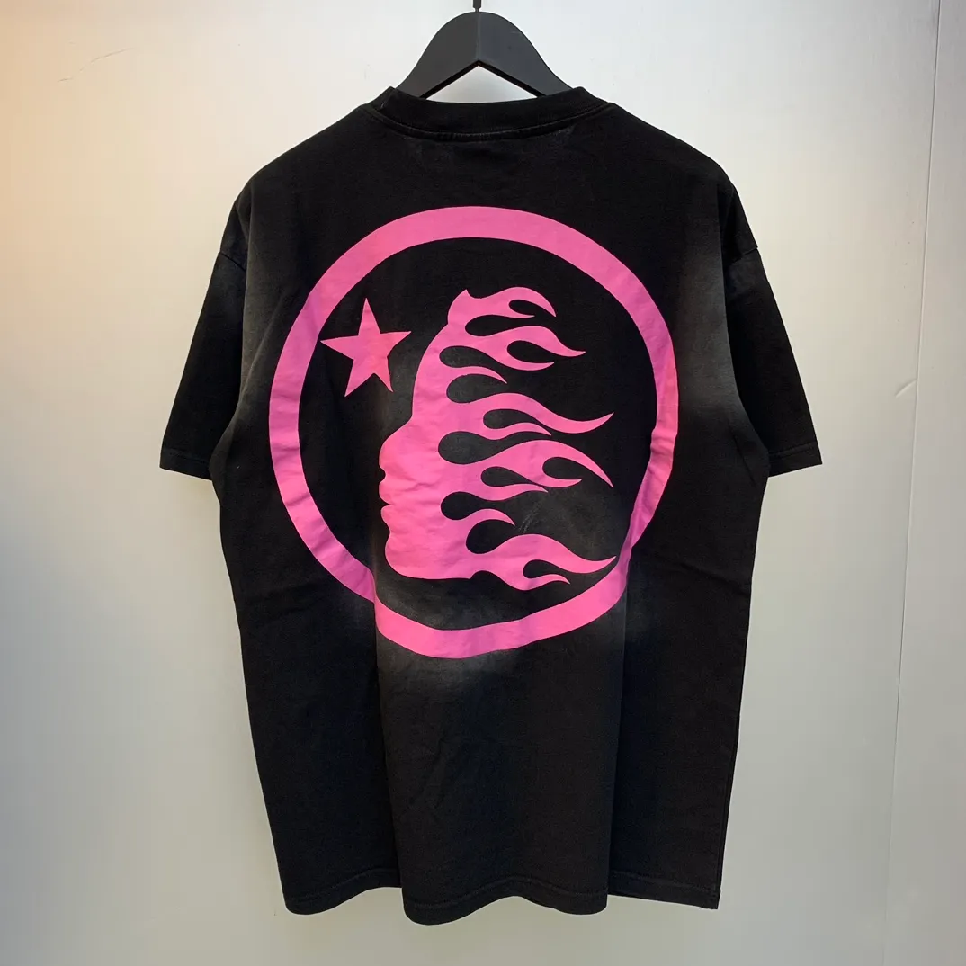 P126 Hellstar Studios Classic Pink Logo Short Sleeve Tee Shirt Washed Black short-sleeved T-shirt is a new hot trend in Hellstar!  Standard beauty and trendy workmanship, original customization (fabric, pattern, printing, hang tag, main mark, etc.), exaggerated style, explosive style, dare to break through tradition, bring adventurous new fashion experience!   YoungBoy, the most popular rapper in the youth circle, has shot a lot of models for him, and celebrities such as Dababy and Swae Lee frequently get dressed!  color: black Size: S, M, L, XL