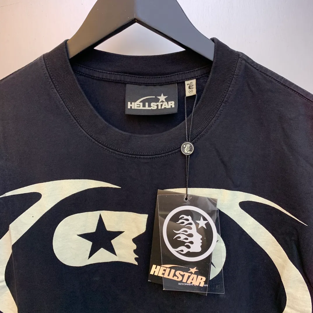P126 Hellstar WARM UP T-SHIRT High-quality sprayed horse short-sleeved T-shirt The new hot beauty trend Hellstar!  Standard beauty and trendy workmanship, original customization (fabric, pattern, printing, hang tag, main mark, etc.), exaggerated style, explosive style, dare to break through tradition, bring adventurous new fashion experience!   YoungBoy, the most popular rapper in the youth circle, has shot a lot of models for him, and celebrities such as Dababy and Swae Lee frequently get dressed!   color: WHITE, RED, GREEN, Darkest Navy, BLACK size: S, M, L, XL