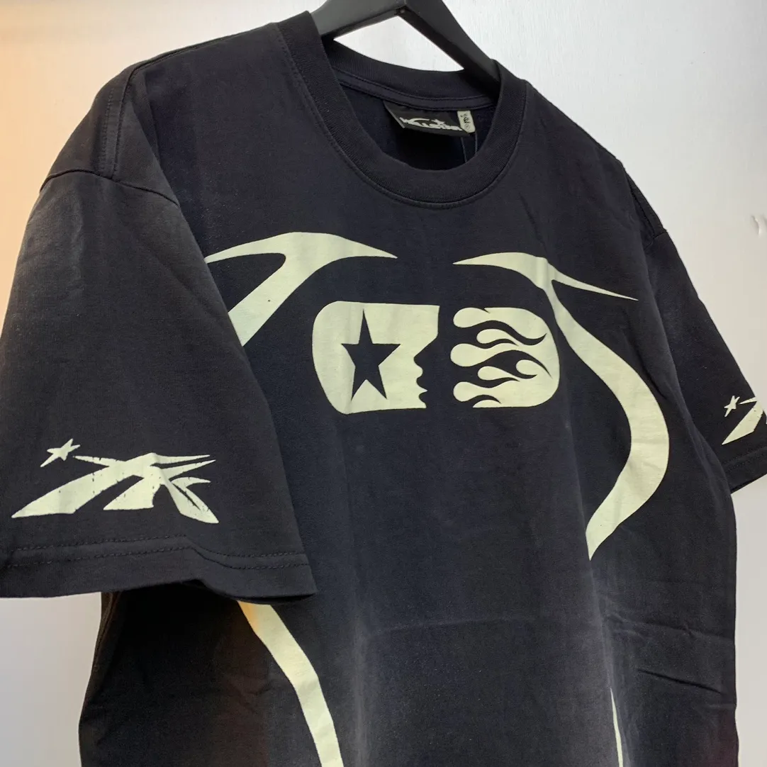 P126 Hellstar WARM UP T-SHIRT High-quality sprayed horse short-sleeved T-shirt The new hot beauty trend Hellstar!  Standard beauty and trendy workmanship, original customization (fabric, pattern, printing, hang tag, main mark, etc.), exaggerated style, explosive style, dare to break through tradition, bring adventurous new fashion experience!   YoungBoy, the most popular rapper in the youth circle, has shot a lot of models for him, and celebrities such as Dababy and Swae Lee frequently get dressed!   color: WHITE, RED, GREEN, Darkest Navy, BLACK size: S, M, L, XL