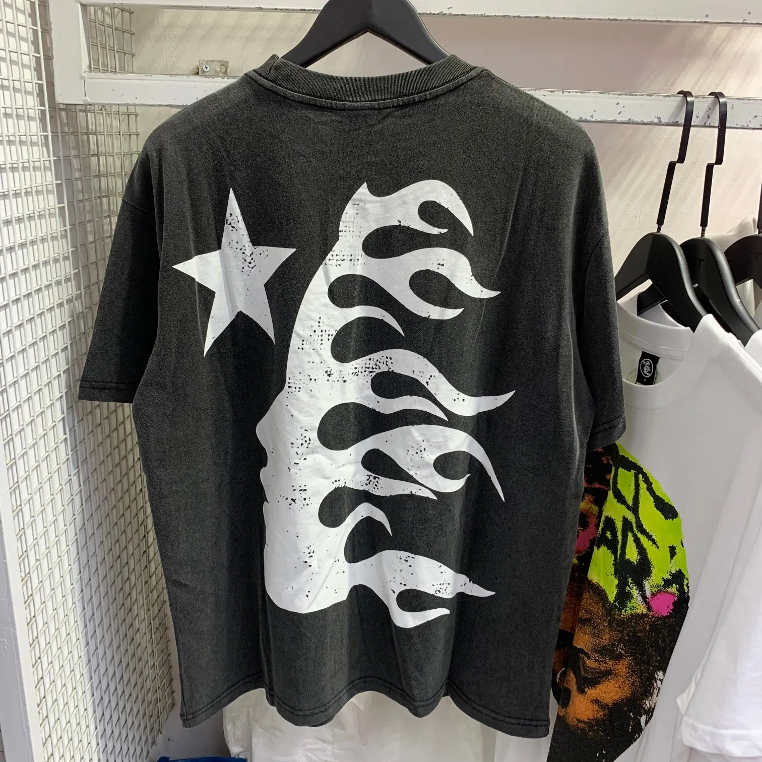 P126 Hellstar Studios Evil Smile Short Sleeve Tee Shirt Washed Black Hellstar Smile Earth washed and distressed short-sleeved T-shirt The new hot beauty trend Hellstar!  Standard beauty and trendy workmanship, original customization (fabric, pattern, printing, hang tag, main mark, etc.), exaggerated style, explosive style, dare to break through tradition, bring adventurous new fashion experience!  YoungBoy, the most popular rapper in the youth circle, has shot a lot of models for him, and celebrities such as Dababy and Swae Lee frequently get dressed!  color: Vintage Black (washed black) size: S, M, L, XL