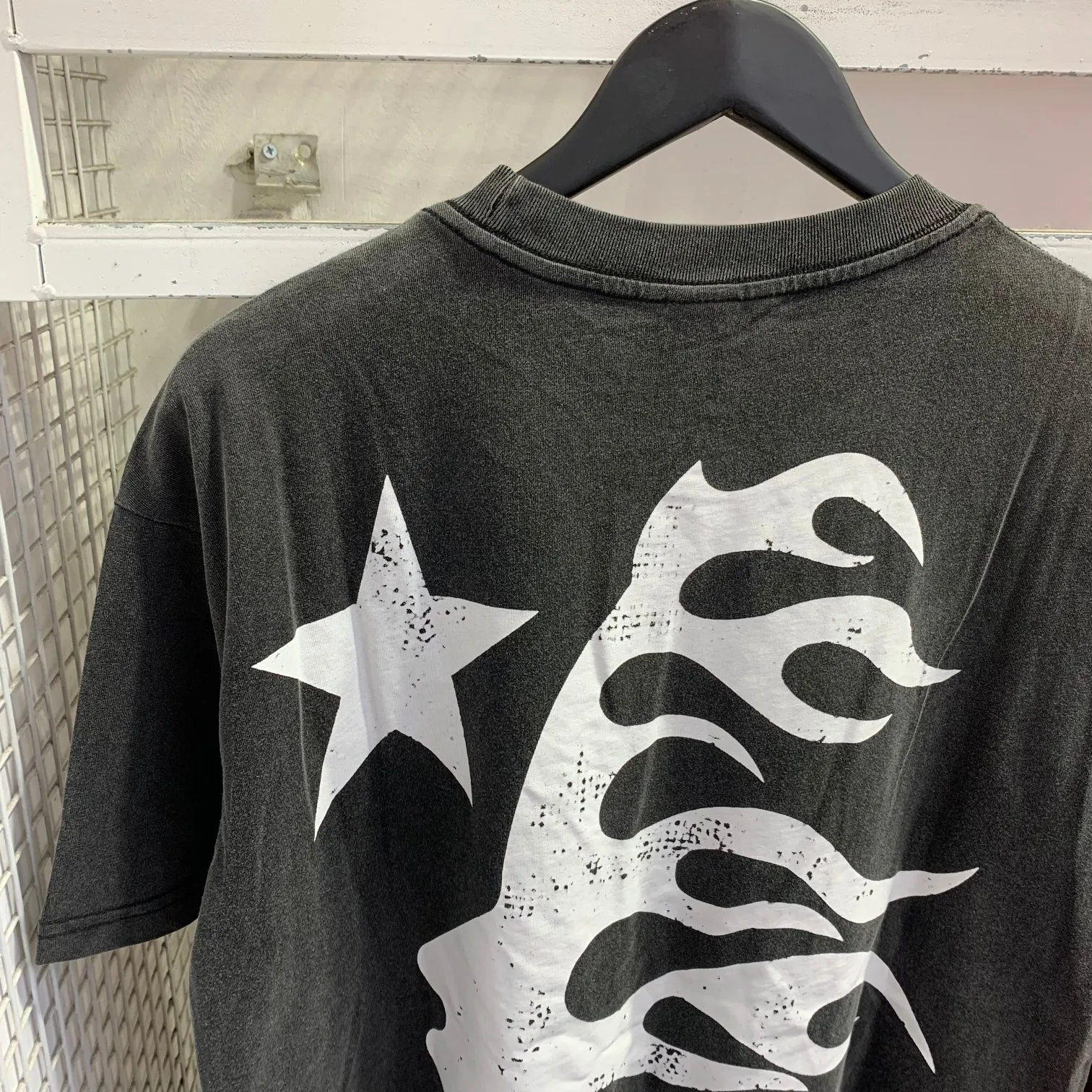 P126 Hellstar Studios Evil Smile Short Sleeve Tee Shirt Washed Black Hellstar Smile Earth washed and distressed short-sleeved T-shirt The new hot beauty trend Hellstar!  Standard beauty and trendy workmanship, original customization (fabric, pattern, printing, hang tag, main mark, etc.), exaggerated style, explosive style, dare to break through tradition, bring adventurous new fashion experience!  YoungBoy, the most popular rapper in the youth circle, has shot a lot of models for him, and celebrities such as Dababy and Swae Lee frequently get dressed!  color: Vintage Black (washed black) size: S, M, L, XL
