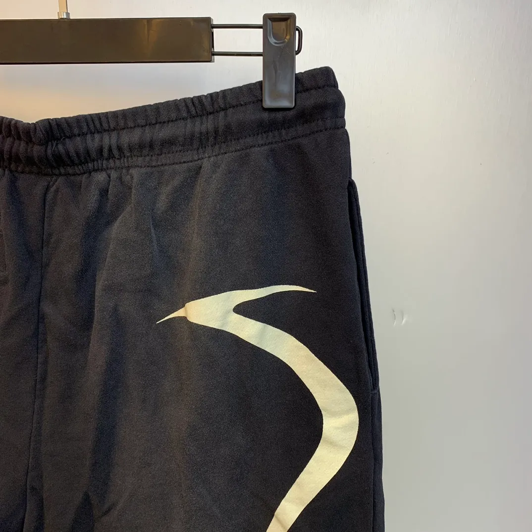 P150 Hellstar WARM UP SHORTS high-quality spray-on horse shorts, the new hot beauty trend Hellstar!  Standard beauty and trendy workmanship, original customization (fabric, pattern, printing, hang tag, main mark, etc.), exaggerated style, explosive style, dare to break through tradition, bring adventurous new fashion experience!   YoungBoy, the most popular rapper in the youth circle, has shot a lot of models for him, and celebrities such as Dababy and Swae Lee frequently get dressed!  Color: WHITE, RED, GREEN, Darkest Navy, BLACK Size: S, M, L, XL