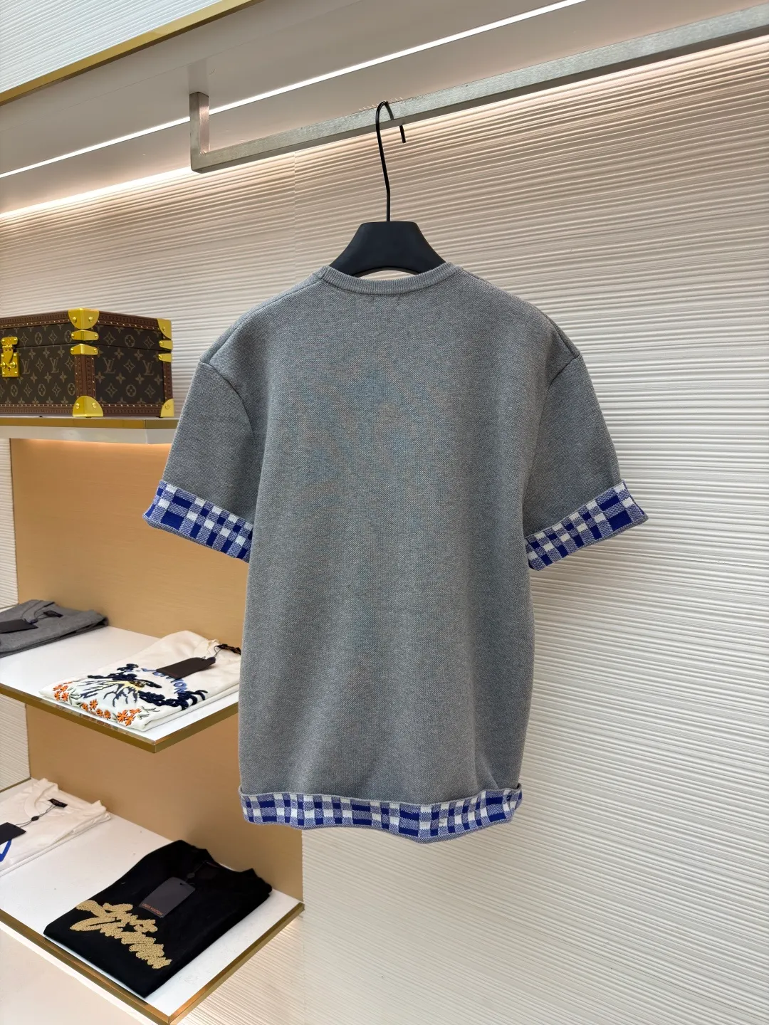 LOWE Woolen short sleeves with inner grid sleeves ●Original version: Purchased and developed by 4526 ●Item No.: 1681520-A95 ●Material: wool chaos fabric ●Technology: woolen jacquard production ●Color: gray ●Version: fitted version ●Weight: about 450 grams ●Size: The wool content provides excellent warmth, natural elasticity and drape, while the cotton provides next-to-skin, breathable comfort and balances the irritation that pure wool can cause. Using the tiny dot-like texture of sesame base jacquard as the base, a unique micro-texture is formed on the surface of the fabric, which not only increases the visual level, but also makes the touch delicate and plump. The final product achieves a light and compact texture, ensuring that it feels weighty but not heavy when worn. The jacquard pattern is the design of this product. It is woven using an imported 12S jacquard machine, which can control the yarn with extremely high precision, thereby weaving complex patterns with clear patterns and rich details. The front brand logo and plaid pattern are directly integrated with yarns of different colors during the weaving process. This process makes the pattern integrated with the fabric itself, without any additional touch, and is strong and durable without falling off. The overall wiring is straight and delicate, the fabric is comfortable and soft, and the color is consistent without color difference. It can be matched with the same style to create a fashionable look and control various occasions. Customized accessories, complete with three standards, same style for men and women!