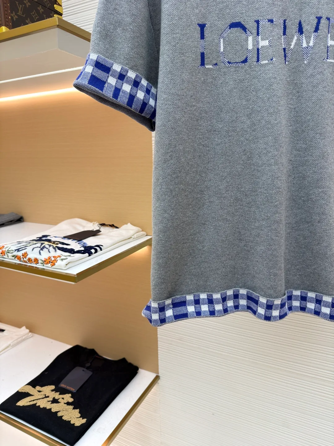 LOWE Woolen short sleeves with inner grid sleeves ●Original version: Purchased and developed by 4526 ●Item No.: 1681520-A95 ●Material: wool chaos fabric ●Technology: woolen jacquard production ●Color: gray ●Version: fitted version ●Weight: about 450 grams ●Size: The wool content provides excellent warmth, natural elasticity and drape, while the cotton provides next-to-skin, breathable comfort and balances the irritation that pure wool can cause. Using the tiny dot-like texture of sesame base jacquard as the base, a unique micro-texture is formed on the surface of the fabric, which not only increases the visual level, but also makes the touch delicate and plump. The final product achieves a light and compact texture, ensuring that it feels weighty but not heavy when worn. The jacquard pattern is the design of this product. It is woven using an imported 12S jacquard machine, which can control the yarn with extremely high precision, thereby weaving complex patterns with clear patterns and rich details. The front brand logo and plaid pattern are directly integrated with yarns of different colors during the weaving process. This process makes the pattern integrated with the fabric itself, without any additional touch, and is strong and durable without falling off. The overall wiring is straight and delicate, the fabric is comfortable and soft, and the color is consistent without color difference. It can be matched with the same style to create a fashionable look and control various occasions. Customized accessories, complete with three standards, same style for men and women!
