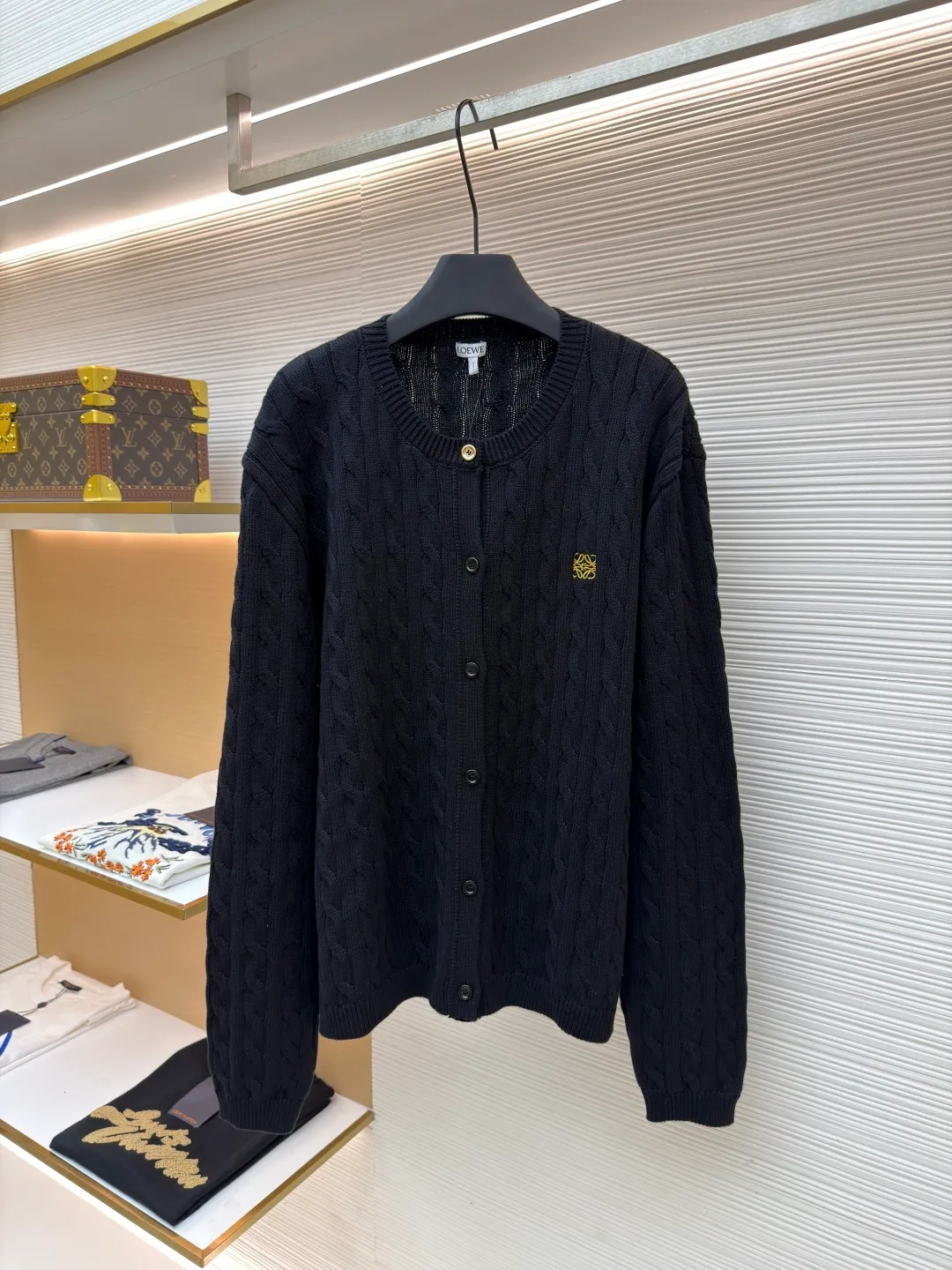 Loewe Anagram embroidered sweater cardigan ●Original version: 9500 purchase and development ●Item number: 1681171-B15 ●Fabric: ebony cable knitted cotton fabric ●Technology: embroidery production ●Color: black ●Version: Fitted version ●Weight: about 855 grams ●Size: S-M-L-XL ●Description: Custom-woven ebony cable knitted fabric with fine texture, comfortable and close to the skin, with deep black as the base color Not noisy but with its own light. The iconic Loewe Anagram logo is embellished on the chest. Gold embroidery has become the visual coordinate. The twist stitch structure design injects the soul and becomes the architectural aesthetics worn on the body. The order aesthetics of the buttons reveal the quiet nobility. With a lazy yet elegant posture, it forms an elegant landscape of its own. Craftsmanship 1: Using imported machine embroidery technology. Use advanced computer control systems and precision mechanical components to realize Loewe Anagram embroidery operations with high precision. The lines are smooth and delicate. Process 2: Composite double process of global twisted rope braiding. Symphonic weaving art of hand and machine. The entire garment is made of twisted rope + webbing composite weaving. Row by row manual connection. Each knitting row needs to complete the 3 steps of twisting the rope, inserting the webbing and resetting the needle bar. Weaving a garment requires a total of 200-300 rows (time-consuming, labor-intensive and expensive). Process 3: Softening and deodorizing process of ready-made clothes through professional washing equipment and specific detergents. Deep cleans and deodorizes clothes to improve their feel and appearance. The overall wiring is straight and delicate, the fabric is comfortable and soft, and the color is consistent without color difference. It can be matched with the same style to create a fashionable look and control various occasions. Customized accessories, complete with three standards, same style for men and women!