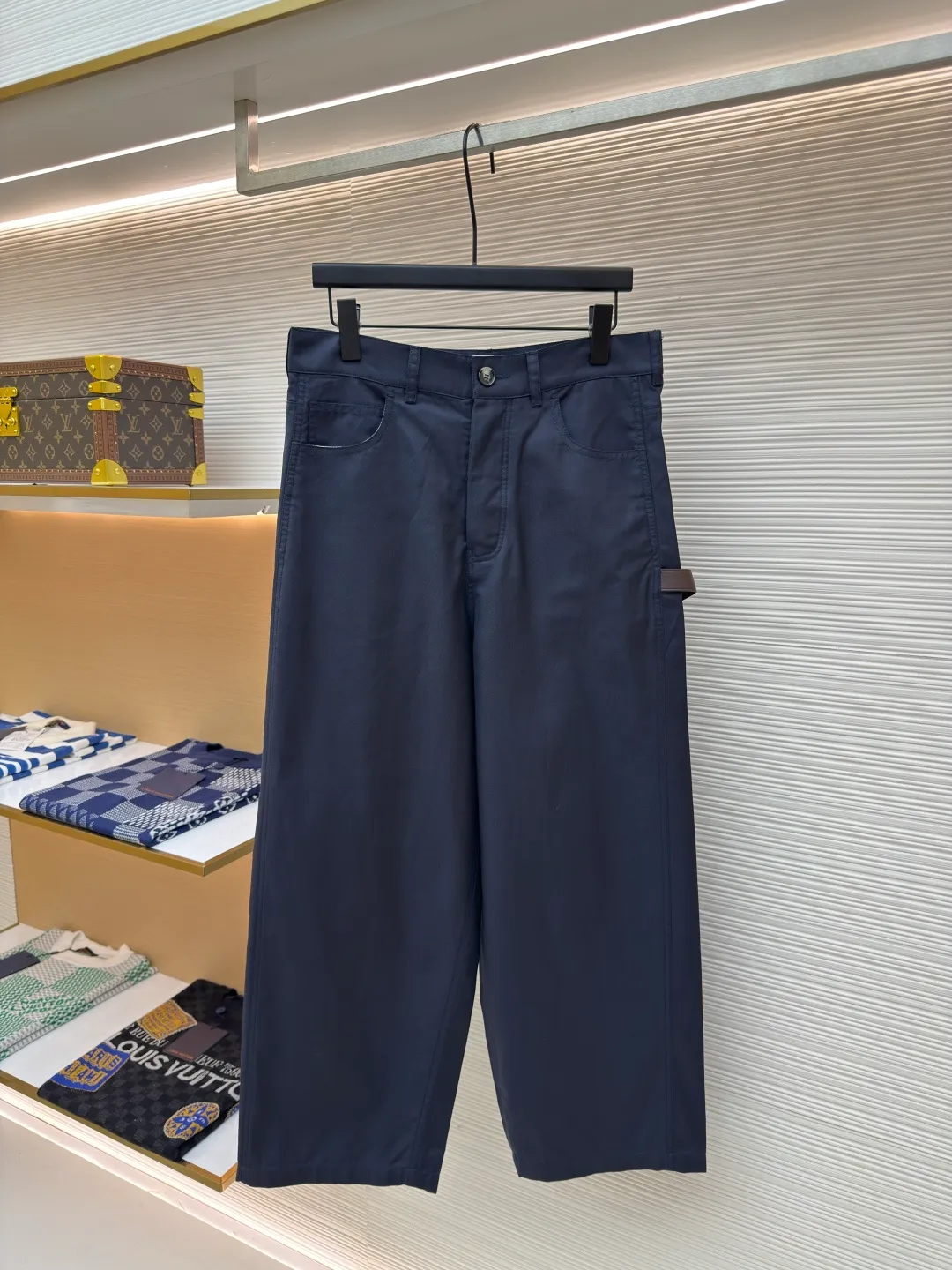 LOEWE cotton twill overalls ●Authentic product: purchased and developed by 6658 ●Item number: 1680293-B05 ●Fabric: twill fabric ●Technology: embossed patch production ●Version: fitted version ●Weight: about 385 grams ●Size: 46-48-50-52 ●Description: Made of lightweight cotton twill fabric made of 100% cotton. The shuttle loom shuttles between the warp and weft yarns to form the diagonal grain of the twill fabric. The cotton material has good breathability, is skin-friendly and comfortable, and the twill weave makes the fabric have a tight structure, high-grade texture, and is easy to take care of on a daily basis. By actively interfering with the shrinkage potential of cotton fibers, the fabric is able to transition from changeable to stable, improving dimensional stability while being less prone to deformation and wrinkles. It uses a cowhide embossed patch and is carved with a brass abrasive tool to give it a relief-level three-dimensional effect. The depth error is less than 0.05mm. The edge is chamfered at 30° to prevent leather cutting damage. The overall wiring is straight and delicate, the fabric is comfortable and soft, and the color is consistent without color difference. It can be matched with the same style to create a fashionable look and control various occasions. Customized accessories, complete with three standards, same style for men and women!