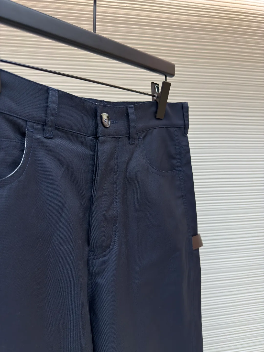 LOEWE cotton twill overalls ●Authentic product: purchased and developed by 6658 ●Item number: 1680293-B05 ●Fabric: twill fabric ●Technology: embossed patch production ●Version: fitted version ●Weight: about 385 grams ●Size: 46-48-50-52 ●Description: Made of lightweight cotton twill fabric made of 100% cotton. The shuttle loom shuttles between the warp and weft yarns to form the diagonal grain of the twill fabric. The cotton material has good breathability, is skin-friendly and comfortable, and the twill weave makes the fabric have a tight structure, high-grade texture, and is easy to take care of on a daily basis. By actively interfering with the shrinkage potential of cotton fibers, the fabric is able to transition from changeable to stable, improving dimensional stability while being less prone to deformation and wrinkles. It uses a cowhide embossed patch and is carved with a brass abrasive tool to give it a relief-level three-dimensional effect. The depth error is less than 0.05mm. The edge is chamfered at 30° to prevent leather cutting damage. The overall wiring is straight and delicate, the fabric is comfortable and soft, and the color is consistent without color difference. It can be matched with the same style to create a fashionable look and control various occasions. Customized accessories, complete with three standards, same style for men and women!