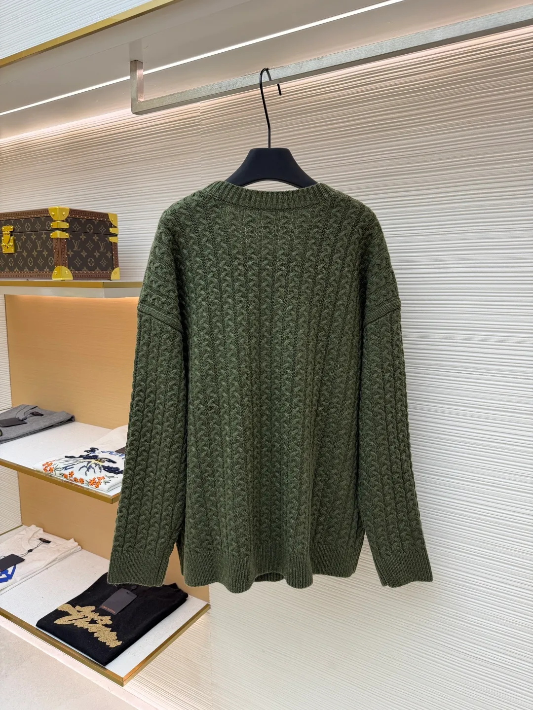 Loewe Anagram twist knitted sweater ●Original version: Purchased and developed for 15900 ●Item number: 1681884-B40 ●Fabric: Wool embossed knitted fabric ●Technology: Hand-operated special machine embossed pattern making ●Color: Green ●Version: Fitted version ●Weight: about 1000g ●Size: S-M-L-XL ●Description: Custom-dyed heavyweight mercerized wool embossed knitted wool Full texture Thick and solid, natural moss green is used as the color palette to express the tranquility and power of the late autumn forest. The three-dimensional texture is used as the brush strokes. The iconic woven Loewe Anagram logo is embellished on the front. The brand's soul totem is engraved on the moss green fabric. Whimsical ideas add the finishing touch to the fashion picture. The dropped shoulder design cleverly weakens the toughness of the shoulders, making the body shape softer and giving the wearer a lazy and noble temperament. Opening up unlimited possibilities for fashion matching, the hand-operated special machine embossed pattern craftsmanship is controlled by the craftsman, the customized special knitting machine, the knitting logic of human-machine collaboration, real-time adjustment of the yarn tension, controlling the rise and fall of the knitting needles, forming a Loewe Anagram pattern with a three-dimensional concave and convex texture, and the composite double process of the global twisted rope braid. The symphonic weaving technique of hand and machine. The entire garment is made of twisted rope + webbing composite weaving, hand-connected line by line. Each row of knitting needs to complete three steps: twisting the rope, inserting the webbing, and resetting the needle bar. It takes 200-300 rows to knit a ready-made garment (time-consuming, labor-intensive, and expensive). The process of softening and deodorizing the washing water of the ready-made clothes uses professional washing equipment and specific detergents to deeply clean and deodorize the clothes to improve the feel and appearance of the clothes. The overall wiring is straight and delicate, the fabric is comfortable and soft, and the color is consistent without color difference. It can be matched with the same style to create a fashionable look, and can be used in various occasions. Customized accessories, complete with three standards, the same style for men and women.