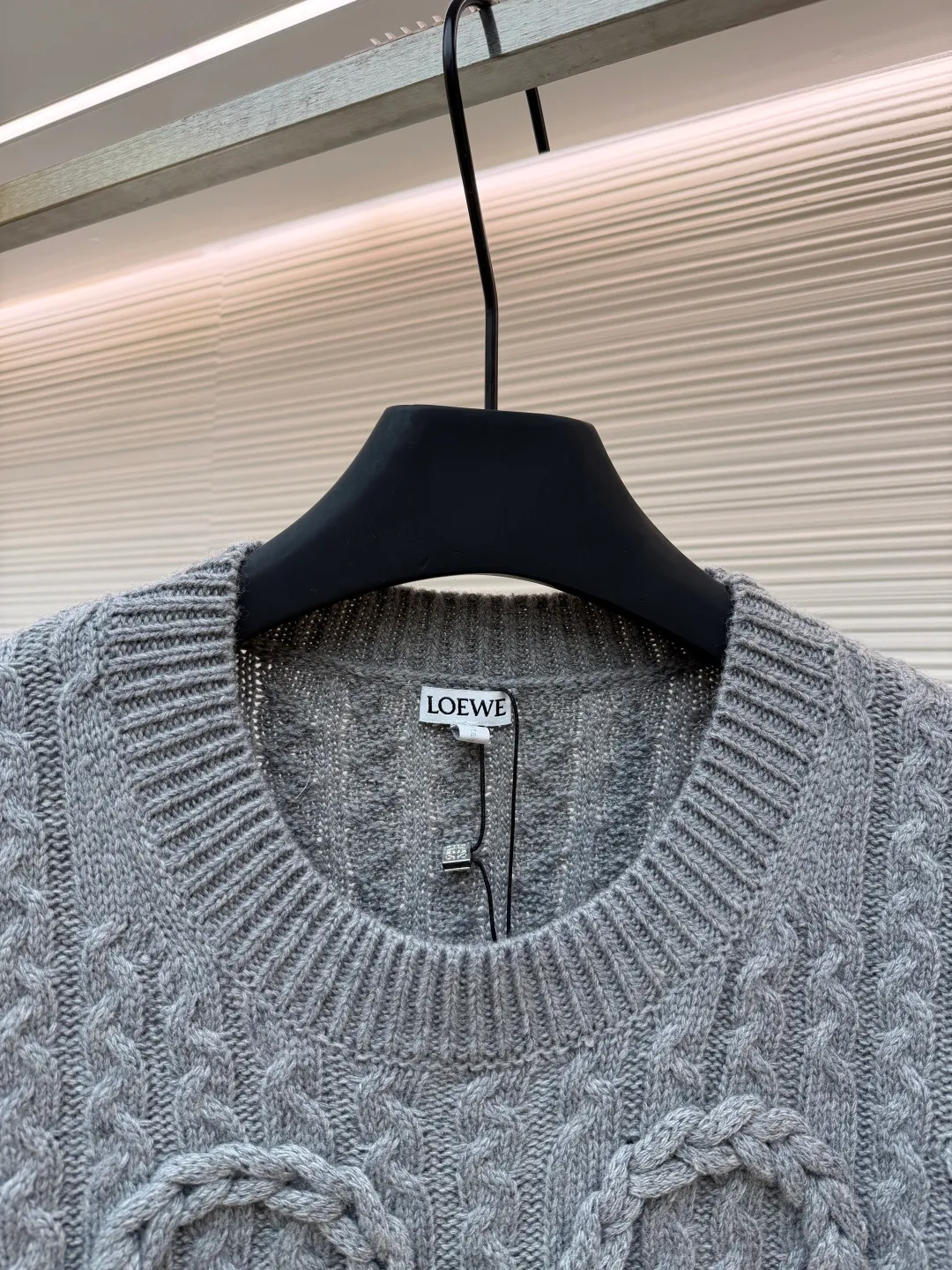 Loewe Anagram twist knitted sweater ●Original version: Purchased and developed for 15900 ●Item number: 1681885-B40 ●Fabric: wool embossed knitted fabric ●Technology: embossed pattern production by hand-operated special machine ●Color: gray ●Version: fitted version ●Weight: about 895 grams ●Size: S-M-L-XL ●Description: Custom-dyed heavy mercerized wool embossed knitted wool, full texture, thick and solid Using natural moss green as the color palette, the tranquility and power of the late autumn forest are combined with three-dimensional textures. The iconic woven Loewe Anagram logo is embellished on the front. The brand's soul totem is engraved on the moss green fabric. The whimsical idea adds the finishing touch to the fashion picture. The dropped shoulder design cleverly weakens the toughness of the shoulders, making the body shape softer and giving the wearer a lazy and noble temperament. Opening up unlimited possibilities for fashion matching, the hand-operated special machine embossed pattern craftsmanship is controlled by the craftsman, the customized special knitting machine, the knitting logic of human-machine collaboration, real-time adjustment of the yarn tension, controlling the rise and fall of the knitting needles, forming a Loewe Anagram pattern with a three-dimensional concave and convex texture, and the composite double process of the global twisted rope braid. The symphonic weaving technique of hand and machine. The entire garment is made of twisted rope + webbing composite weaving, hand-connected line by line. Each row of knitting needs to complete three steps: twisting the rope, inserting the webbing, and resetting the needle bar. It takes 200-300 rows to knit a ready-made garment (time-consuming, labor-intensive, and expensive). The process of softening and deodorizing the washing water of the ready-made clothes uses professional washing equipment and specific detergents to deeply clean and deodorize the clothes to improve the feel and appearance of the clothes. The overall wiring is straight and delicate, the fabric is comfortable and soft, and the color is consistent without color difference. It can be matched with the same style to create a fashionable look, and can be used in various occasions. Customized accessories, complete with three standards, the same style for men and women.