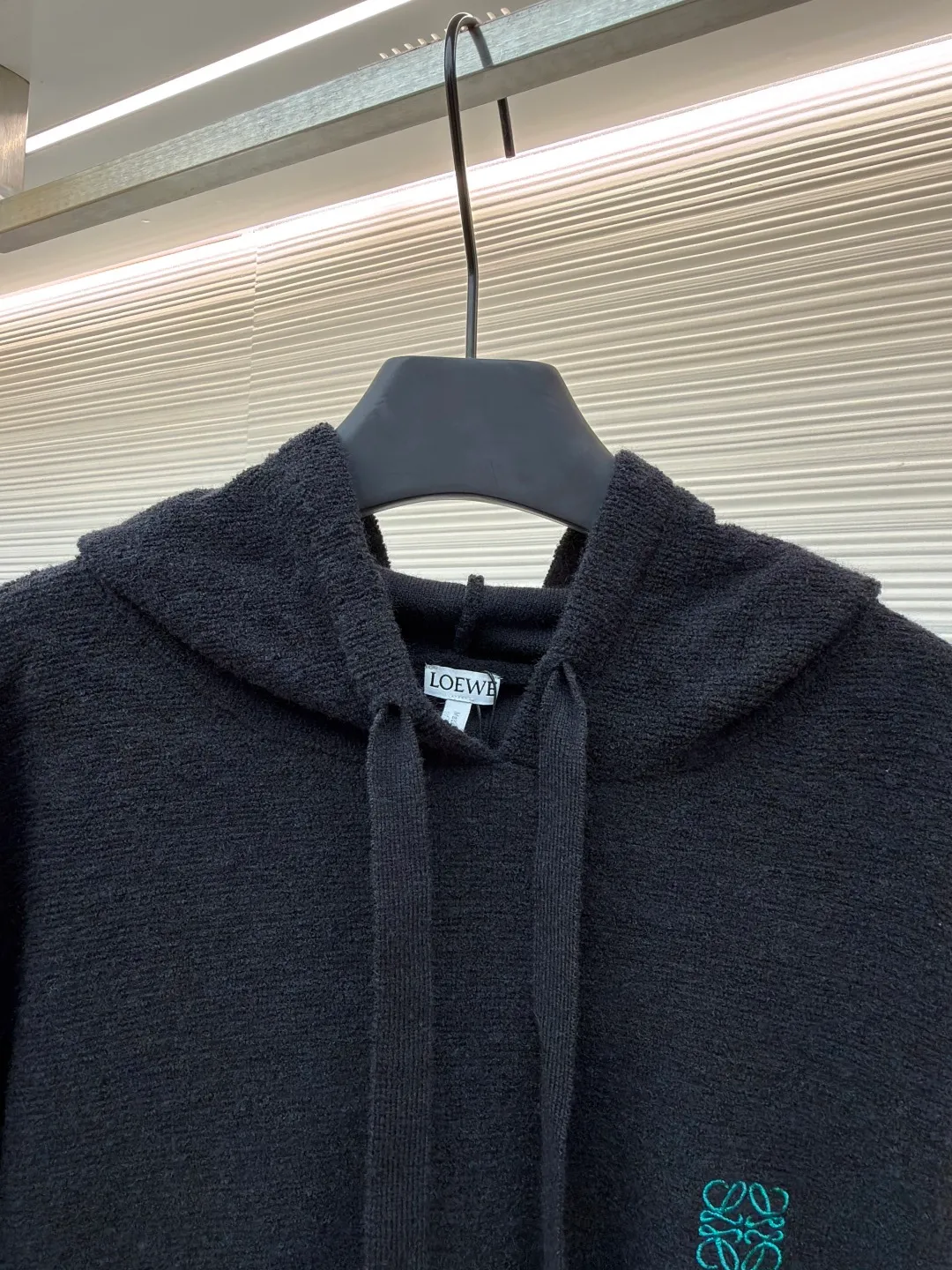 Loewe Anagram embroidered hooded sweater ●Original version: Purchased and developed for 13900 ●Item number: 1680889-B35 ●Fabric: wool blended fabric ●Technology: Garment washed production ●Version: fitted version ●Weight: about 520 grams ●Size: S-M-L-XL ●Description: Customized natural medium-thick premium wool yarn, soft to the touch, comfortable and skin-friendly, with pure and deep black as the background color Deep, mysterious and full of power, the iconic Loewe Anagram embroidery is embroidered on the chest and is highly recognizable. The hooded design gives the soul a sense of just the right amount of looseness. The curvature is natural and smooth, achieving a perfect balance between casualness and dignity. The well-deserved king of all-match uses imported machine embroidery technology. Advanced computer control systems and precision mechanical components are used to realize Loewe Anagram embroidery operations with high precision. The lines are smooth and delicate, and the garments are washed and softened to remove odors. Use professional washing equipment and specific detergents to deeply clean and deodorize clothes to improve the feel and appearance of clothes. The overall wiring is straight and delicate, the fabric is comfortable and soft, and the color is consistent without color difference. It can be matched with the same style to create a fashionable look and control various occasions. Customized accessories, complete with three standards, same style for men and women!