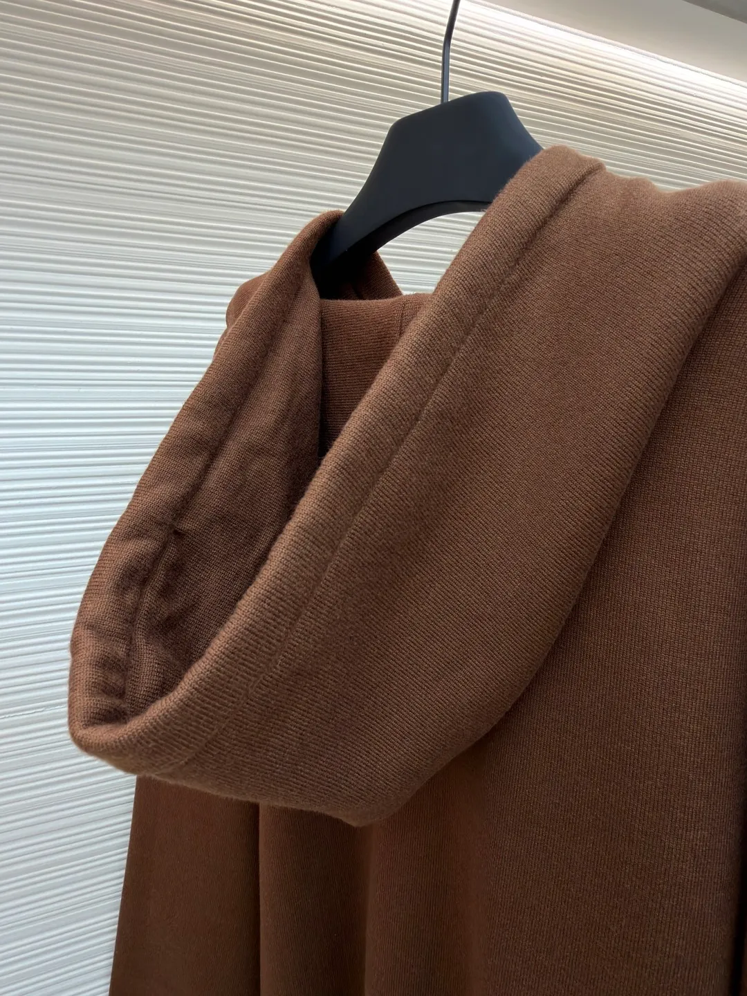 Loewe leather label pocket knitted zipper hoodie ●Original version: purchased and developed for 15900 ●Item number: 1681812-B15 ●Fabric: wool blended fabric ●Technology: knitted patch production ●Color: brown ●Version: fitted version ●Weight: about 1040 grams ●Size: S-M-L-XL ●Description: Made of 55% merino wool and woven with a 14-needle imported machine. The entire garment weighs about 960-1000 grams. The upper body shape is very three-dimensional. The thermal insulation effect is also very good when worn outside. The leather label is made of double-layer composite imitation cowhide, and the process adopts three-dimensional relief embossing technology, and the Anagram icon is embossed with high temperature. Laser positioning and wiring, each piece of clothing passes multi-layer quality inspection before being shipped. The zippers are made of No. 5 bright white electroplated zippers, the LOEWE brand logo is electroplated and engraved on the sides, and the pull teeth are made of Euler electroplated teeth. Garment washing - removal of wool impurities - color fixation - fixed fit medium weight wool hooded sweatshirt. *Regular fit, standard length*Double side seams*Hooded collar*Leather chest patch pocket*Front zip closure*Ribbed cuffs and hem*Chest pocket trim. The overall wiring is straight and delicate, the fabric is comfortable and soft, and the color is consistent without color difference. It can be matched with the same style to create a fashionable look and control various occasions. Customized accessories, complete with three standards, same style for men and women!