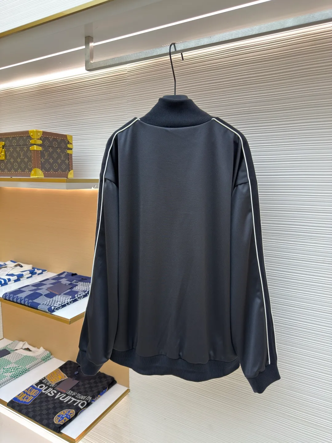 LOEWE Embroidered Ribbon Jacket ●Authentic product: Purchased and developed for 12900 ●Item number: 1680233-B40 ●Fabric: pure cotton fabric ●Technology: embroidery production ●Version: Loose version ●Weight: about 855 grams ●Size: S-M-L-XL ●Description: Made of 40-count genuine mercerized double-sided, original customized fabric. Woven by the latest imported looms, with high-density texture and a very three-dimensional ready-to-wear pattern. The embroidery uses three-dimensional plane embroidery, and the number of high-density embroidery needles is as high as 6,400. The waistband is made of pure cotton custom-woven jacquard technology, and the entire waistband has the LOEWE brand logo. The back pocket zipper is made of 100% nylon custom material, and the zipper has the LOEWE brand logo. The webbing is made of pure cotton and the original size is 1:1, and the letter tape is made of silver yarn. The overall wiring is straight and delicate, the fabric is comfortable and soft, and the color is consistent without color difference. It can be matched with the same style to create a fashionable look and control various occasions. Customized accessories, complete with three standards, same style for men and women!