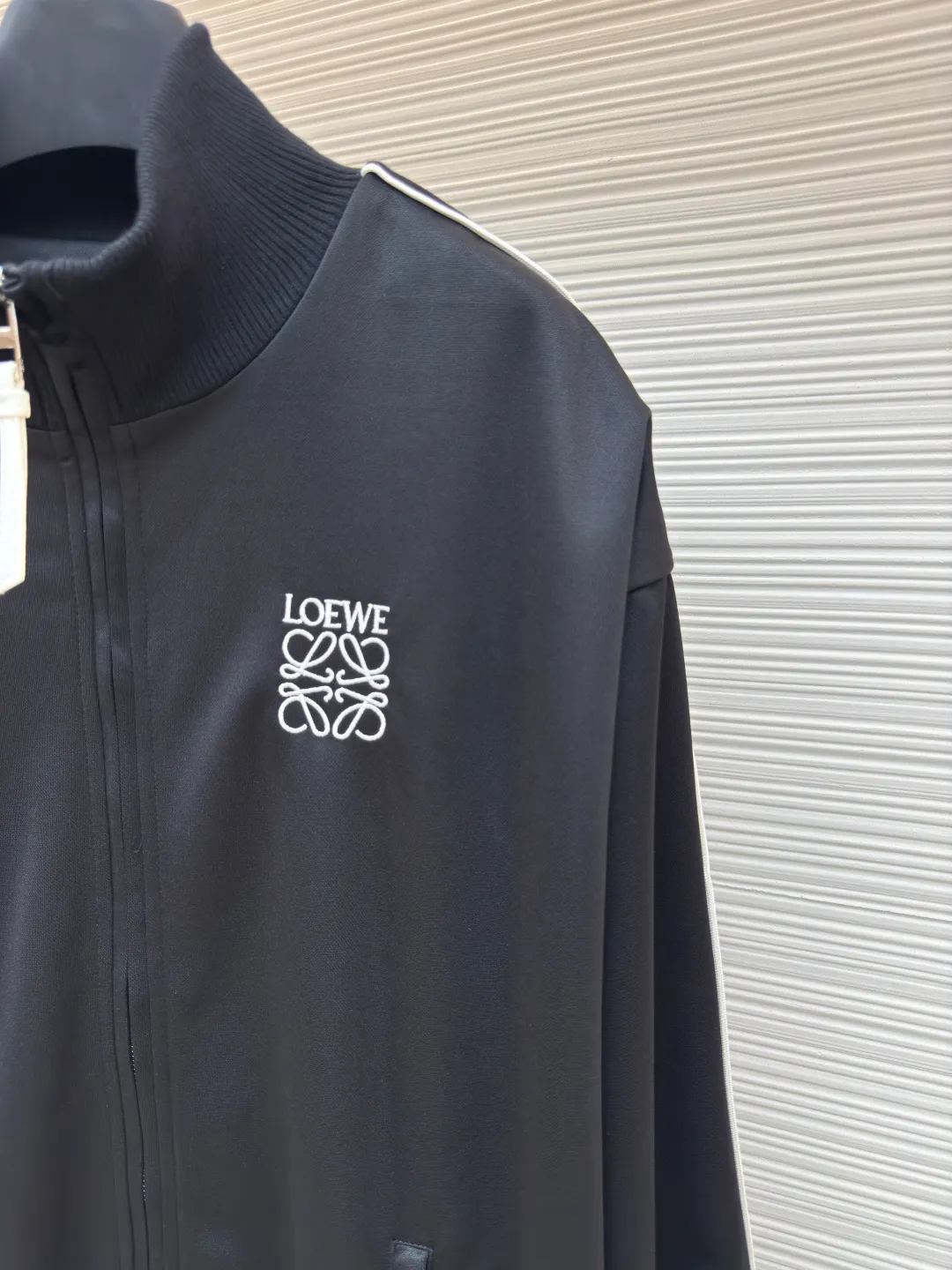 LOEWE Embroidered Ribbon Jacket ●Authentic product: Purchased and developed for 12900 ●Item number: 1680233-B40 ●Fabric: pure cotton fabric ●Technology: embroidery production ●Version: Loose version ●Weight: about 855 grams ●Size: S-M-L-XL ●Description: Made of 40-count genuine mercerized double-sided, original customized fabric. Woven by the latest imported looms, with high-density texture and a very three-dimensional ready-to-wear pattern. The embroidery uses three-dimensional plane embroidery, and the number of high-density embroidery needles is as high as 6,400. The waistband is made of pure cotton custom-woven jacquard technology, and the entire waistband has the LOEWE brand logo. The back pocket zipper is made of 100% nylon custom material, and the zipper has the LOEWE brand logo. The webbing is made of pure cotton and the original size is 1:1, and the letter tape is made of silver yarn. The overall wiring is straight and delicate, the fabric is comfortable and soft, and the color is consistent without color difference. It can be matched with the same style to create a fashionable look and control various occasions. Customized accessories, complete with three standards, same style for men and women!