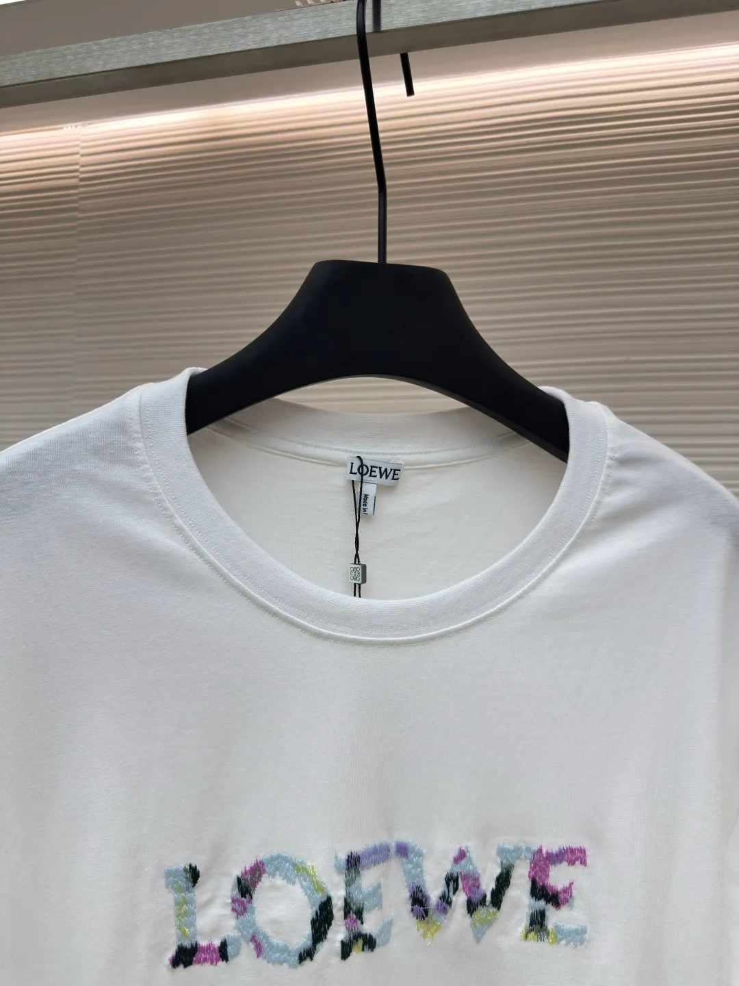 LOEWE oil painting embroidery short sleeves ●Authentic product: Purchased and developed by 2709 ●Item number: 1680217-X85 ●Material: compact cotton ●Technology: embroidery ●Version: fitted version ●Weight: about 225 grams ●Size: S-M-L-XL ●Description: Made of 24S special woven compact cotton, 185g; with 32S1X1 tensioner thread, 220g. Due to the relatively fine 24-count yarn, the fabric can be very soft to the touch, lightweight and highly breathable. The core material of multi-color blended yarn embroidery technology is blended from a variety of fibers of different colors to form a unique color gradient or mottled effect. Carry out color matching and layout planning according to the pattern design and the color of the blended yarn; ensure color matching and transition, as well as uniform and neat stitching. The overall wiring is straight and delicate, the fabric is comfortable and soft, and the color is consistent without color difference. It can be matched with the same style to create a fashionable look and control various occasions. Customized accessories, complete with three standards, same style for men and women!