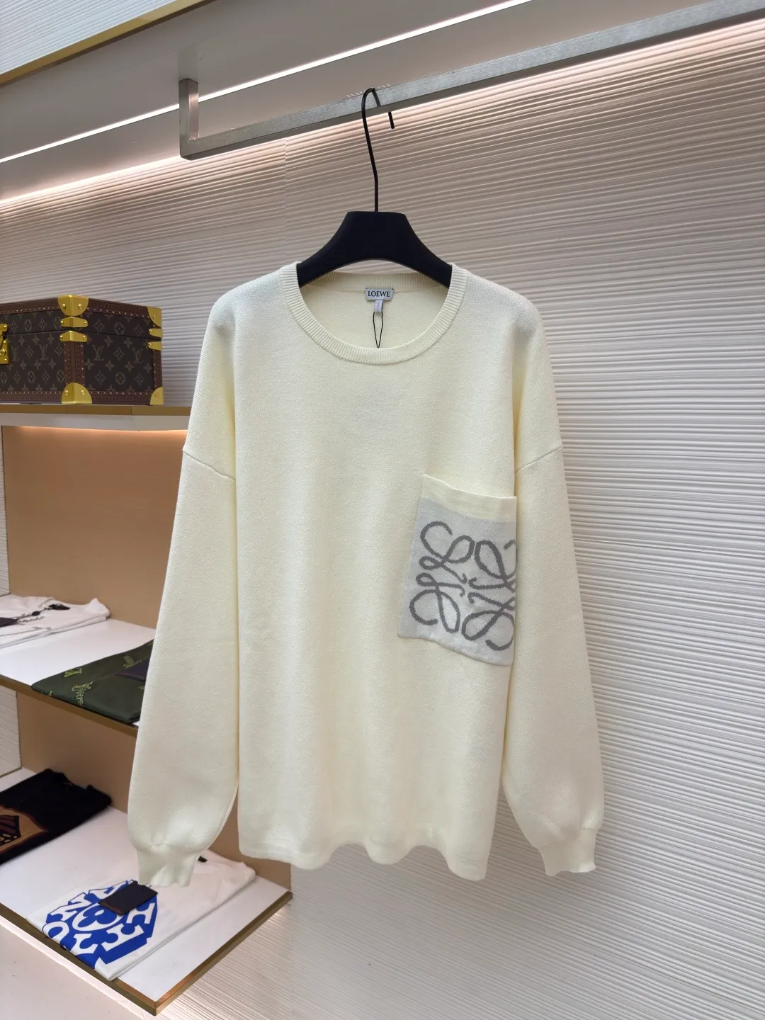 5LOEWE pocket jacquard sweater ●Authentic product: Purchased and developed by 7154 ●Item number: 1680550-A85 ●Fabric: wool blended fabric ●Technology: jacquard production ●Version: loose fit ●Weight: about 635 grams ●Size: S-M-L-XL ●Description: Made of 49% viscose, 43% cotton and a small amount of nylon and spandex. Viscose and cotton are used to be skin-friendly, smooth and drapey, making it feel like a spring breeze when worn close to the body. With the support of a small amount of nylon, its wear resistance is greatly improved. The feeding of spandex provides an appropriate and beneficial elasticity margin, allowing free movement without a sense of restraint. Using a high needle count and fine gauge loom, every turn of the pattern is delicately carved to avoid jagged edges, forming a high-quality LOGO jacquard with clear and neat borders on the front and smooth and friction-free back. The overall wiring is straight and delicate, the fabric is comfortable and soft, and the color is consistent without color difference. It can be matched with the same style to create a fashionable look and control various occasions. Customized accessories, complete with three standards, same style for men and women!