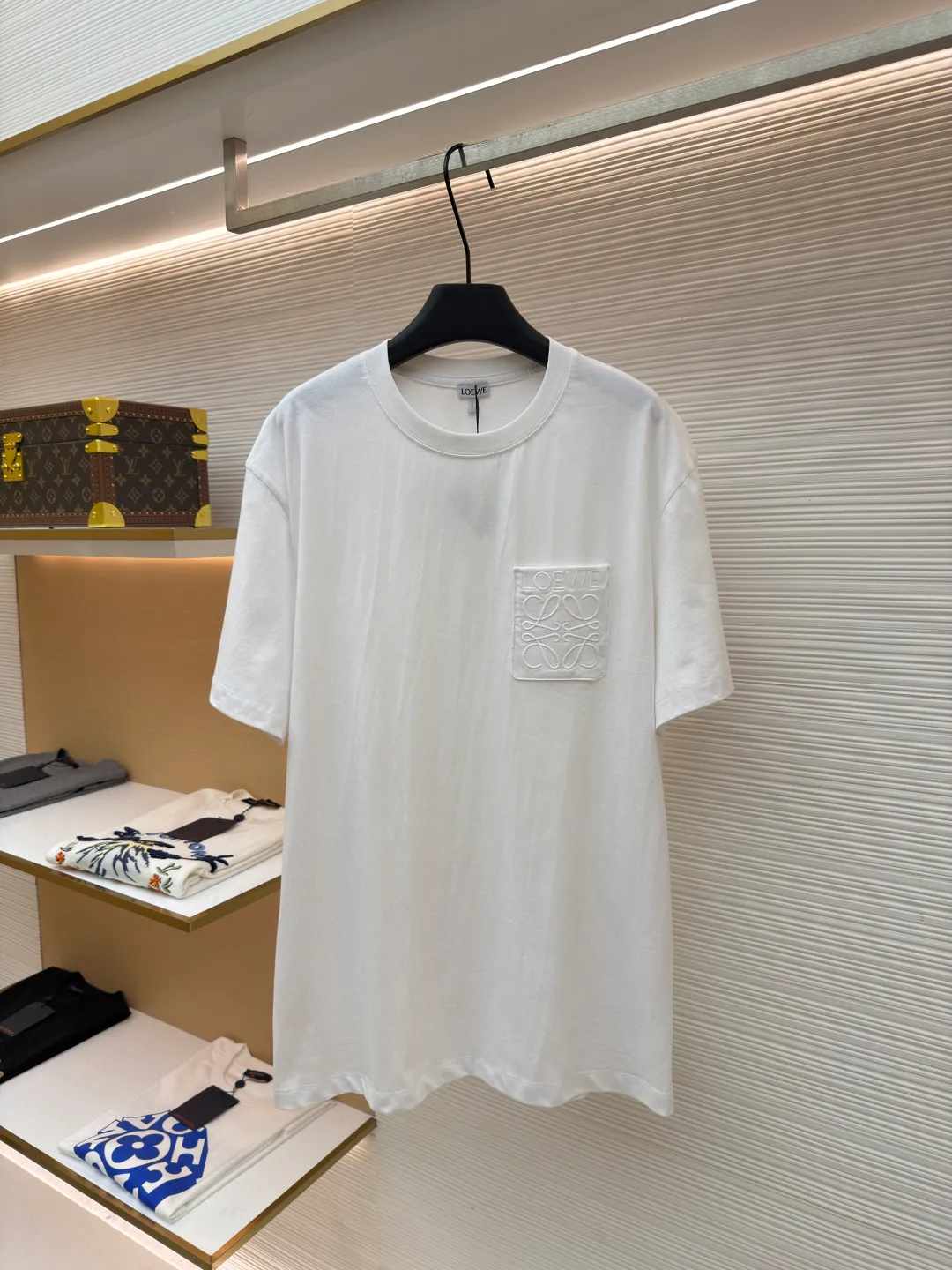 Loewe Anagram pocket embroidered short sleeves ●Original version: 4800 purchase and development ●Item number: 1682457-X90 ●Material: precision super soft brocade cotton fabric ●Technology: embroidery production ●Color: white ●Version: fitted version ●Weight: about 245 grams ●Size: S-M-L-XL ●Description: Customized satin precision super soft brocade cotton, delicate and soft, comfortable and close to the skin, decorated with LOEWE Anagram embroidered pockets on the chest The pocket design cleverly integrates the essence of the brand, shining like a work of art. The pocket style exudes unique charm, simple yet stylish. Adopt imported machine embroidery technology, use advanced computer control systems and precision mechanical components to achieve Anagram embroidery operations with high precision. The lines are smooth and delicate, and the fabrics have been washed. It has a better hand feel and texture, is not easy to deform, is not easy to shrink, is not easy to fade, and maintains long-term beauty. The overall wiring is straight and delicate, the fabric is comfortable and soft, and the color is consistent without color difference. It can be matched with the same style to create a fashionable look and control various occasions. Customized accessories, complete with three standards, same style for men and women!