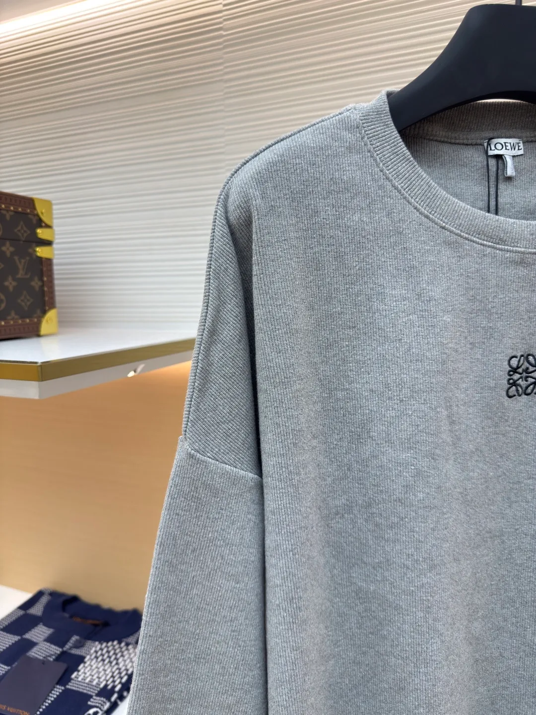 Loewe Anagram embroidered long sleeves ●Authentic product: Purchased and developed for 5800 ●Item number: 1680330-A75 ●Material: pure cotton fabric ●Technology: embroidery production ●Version: fitted version ●Weight: about 595 grams ●Size: S-M-L-XL ●Description: Customized densely woven cotton ribbed cotton, flexible and delicate, comfortable and close to the skin, with deep black as the base, calm and iconic Loewe The Anagram embroidery mark is embellished on the chest. It condenses the essence of the brand in a minimalist shape. It is neatly cut to fit the body curve without too much color accumulation. The simplicity is like a clear spring. It interprets the high-end minimalist fashion philosophy with simplicity. It uses imported machine embroidery technology and uses advanced computer control systems and precise mechanical components to realize Loewe Anagram embroidery operations with high precision. The lines are smooth and delicate. The fabrics have been washed and have better hand texture. It is not easy to deform and not easy to shrink. Not easy to fade and maintain long-lasting beauty. The overall wiring is straight and delicate, the fabric is comfortable and soft, and the color is consistent without color difference. It can be matched with the same style to create a fashionable look and control various occasions. Customized accessories, complete with three standards, same style for men and women!