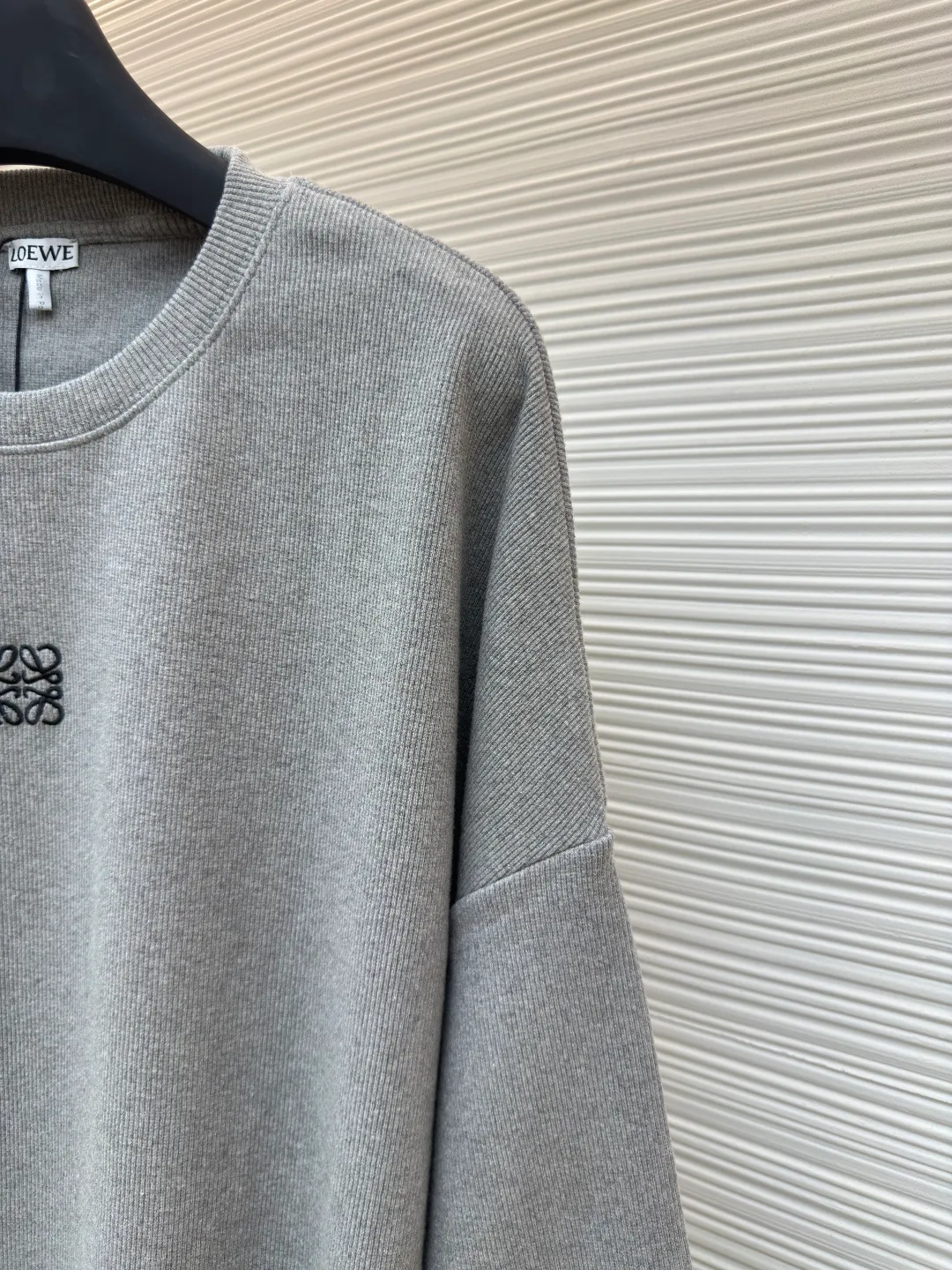 Loewe Anagram embroidered long sleeves ●Authentic product: Purchased and developed for 5800 ●Item number: 1680330-A75 ●Material: pure cotton fabric ●Technology: embroidery production ●Version: fitted version ●Weight: about 595 grams ●Size: S-M-L-XL ●Description: Customized densely woven cotton ribbed cotton, flexible and delicate, comfortable and close to the skin, with deep black as the base, calm and iconic Loewe The Anagram embroidery mark is embellished on the chest. It condenses the essence of the brand in a minimalist shape. It is neatly cut to fit the body curve without too much color accumulation. The simplicity is like a clear spring. It interprets the high-end minimalist fashion philosophy with simplicity. It uses imported machine embroidery technology and uses advanced computer control systems and precise mechanical components to realize Loewe Anagram embroidery operations with high precision. The lines are smooth and delicate. The fabrics have been washed and have better hand texture. It is not easy to deform and not easy to shrink. Not easy to fade and maintain long-lasting beauty. The overall wiring is straight and delicate, the fabric is comfortable and soft, and the color is consistent without color difference. It can be matched with the same style to create a fashionable look and control various occasions. Customized accessories, complete with three standards, same style for men and women!
