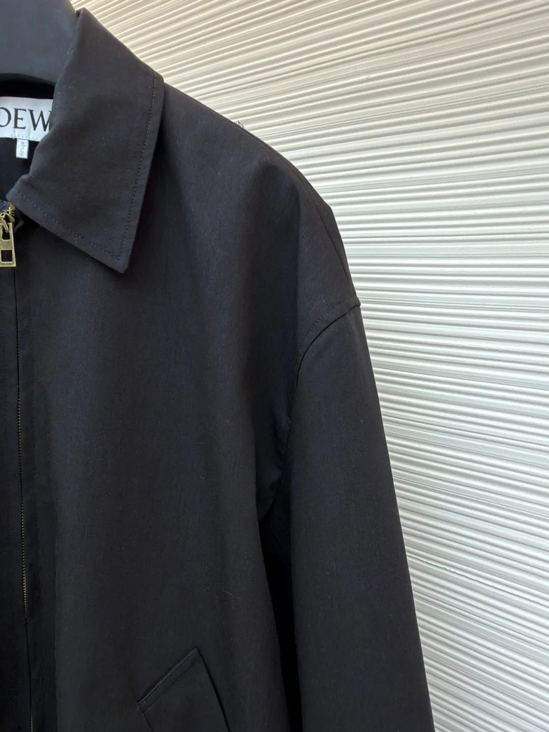 Loewe drapey back pleated zipper jacket ●Original version: purchased and developed in 19999 ●Item number: 1681685-B20 ●Fabric: wool acetate blended fabric ●Technology: back drape pleated production ●Color: black ●Version: fitted version ●Weight: about 875 grams ●Size: 44-46-48 ●Description: Custom-woven and custom-dyed wool acetate blended fabric imported from Japan. From the yarn blending proportion, the weaving structure to the final color, everything is exclusively owned by it, ensuring the uniqueness and non-replicability of the work. Wool provides the frame, resilience and natural high-grade luster needed for a suit, ensuring the garment can quickly recover its shape after wear. Acetate This is the key. Acetate has a drape, smooth feel and gloss similar to silk, but is easier to care for and more stable than silk. Combining the stiffness of wool with the drape of acetate requires precise blend proportions. This requires repeated experiments to find the "golden point" that can not only support the sculptural folds of the back, but also achieve a smooth drape like a waterfall. The fabric itself is a complex achievement of textile technology. This is the visual focus of the entire suit and the core embodiment of high-end craftsmanship, where the "heavy work" lies. The overall wiring is straight and delicate, the fabric is comfortable and soft, and the color is consistent without color difference. It can be matched with the same style to create a fashionable look and control various occasions. Customized accessories, complete with three standards, same style for men and women!