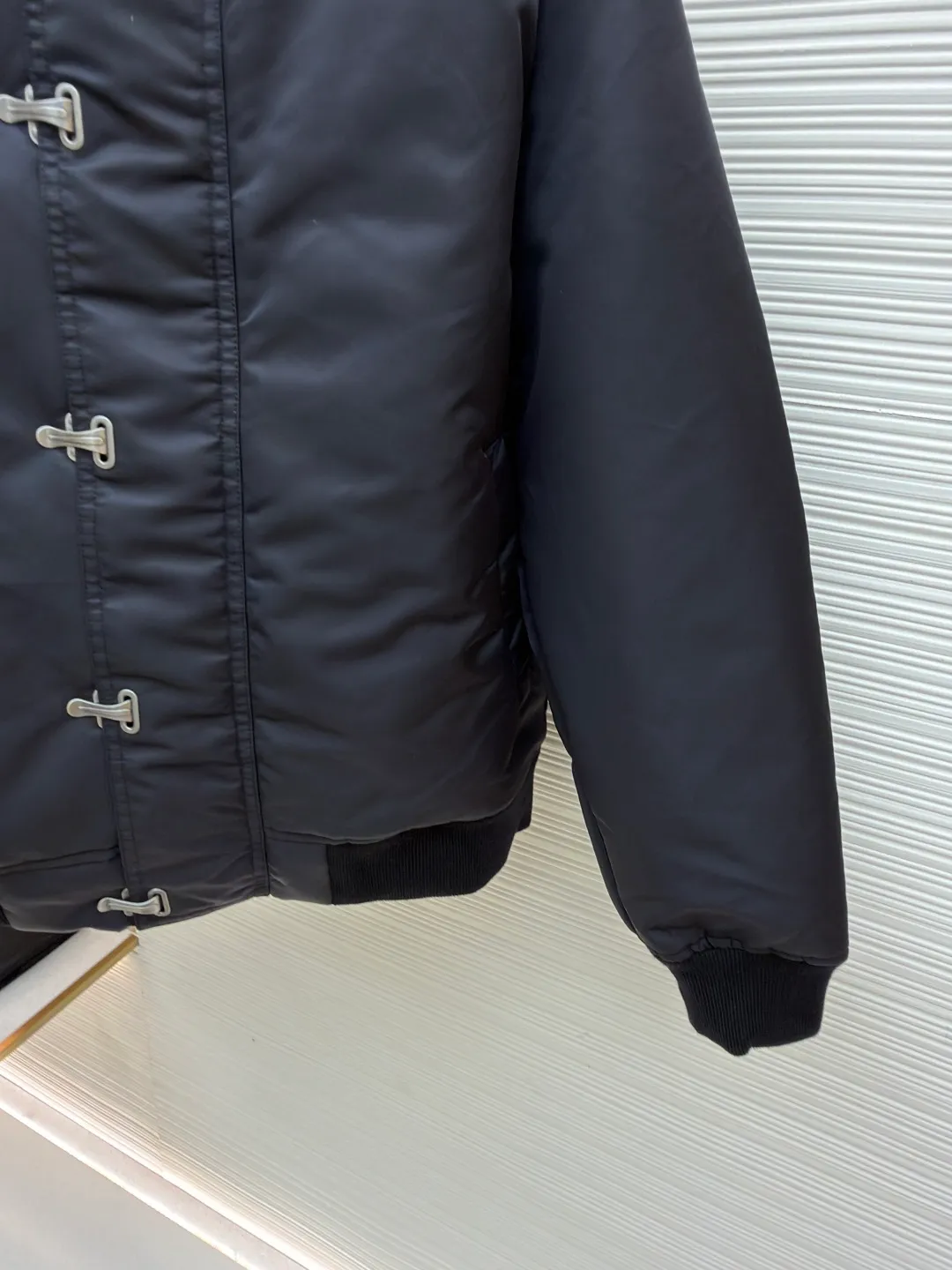 Loewe hook-button pilot cotton jacket ●Original version: Purchased and developed for 17900 ●Item number: 1681624-B90 ●Fabric: Panyao technology nylon fabric ●Technology: pure manual water disassembly process ●Color: black ●Version: fitted version ●Weight: about 1070 grams ●Size: 48-50-52-54 ●Description: Customized densely woven Panyao technology nylon and elegant cavalry slant green lining fabric Full of texture, thick and solid, every inch contains heavy warmth. The outer layer is mainly colored with unique satin black. The inner layer is deep dark green undercurrent, reconstructing the cold aesthetics of winter. The side hooks are hidden in the folds of the fabric. The front zipper turns into an invisible seam. Minimalist paranoia. The LOEWE leather logo on the back panel highlights the brand style. It reveals endless luxury and charm in a low-key manner, redefining the dignity of winter wear. A silent declaration of distinguished status, priority is given to the use of computer-aided (CAD) software. Precise paths are repositioned for punching. The hooks and buckles are sequentially stamped by machines according to the template. Every detail is crafted with ingenuity. The workmanship is complex and cumbersome. The daily output is low and the loss is high. The processing unit price is expensive, and the pure manual water disassembly process is completed. After the initial combination of the lining cloth and the cotton piece is completed, the craftsman will further adjust and disassemble it in the water. The lining fabric and the cotton piece can achieve a perfect combination. The combination of the lining fabric and the cotton piece is made more closely. It is beautiful and neat. The template machine opens the bag. The preset template guides the position, shape and size of the bag opening. The accuracy ensures the quality of the bag opening effect. The overall wiring is straight and delicate, the fabric is comfortable and soft, and the color is consistent without color difference. It can be matched with the same style to create a fashionable look and control various occasions. Customized accessories, complete with three standards, same style for men and women!
