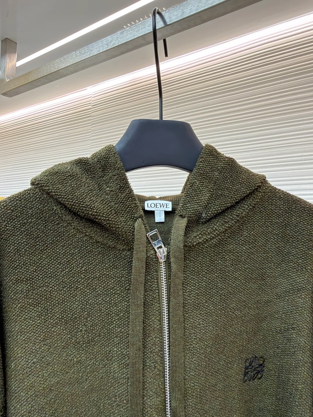 Loewe embroidered hooded zipper cardigan ●Original version: Purchased and developed by 9856 ●Item number: 1682194-B70 ●Material: wool blended fabric ●Technology: embroidery production ●Color: khaki green ●Version: Loose fit ●Weight: about 935 grams ●Size: S-M-L-XL ●Description: Selected high-quality wool as the main body, with unique terry cloth stitching technology, is a highlight of this sweatshirt. This stitching method not only gives the sweatshirt a unique texture and texture, but also demonstrates our stringent quality requirements in every detail. Every seam is tight and even, like a carefully carved work of art, which not only enhances the durability of the clothing, but also adds a unique fashion charm. Ribbed cuffs and hem are the perfect combination of classic and practical. They fit the body well, prevent cold wind from getting in, and provide excellent warmth. At the same time, the elastic properties of the ribs also ensure the comfort of wearing it and will not cause any restrictions on body movements. On the chest, the high-precision calculation system of the computer embroidery machine controls the coordinated operation of the machine head, needle bar, and thread spool. The fabric frame moves accurately in the horizontal and vertical directions to form a stitch track. The upper and lower thread tensions are adjusted to ensure that the stitches are smooth and free of floating threads, forming anagram embroidery with an error of ±0.1mm. The overall wiring is straight and delicate, the fabric is comfortable and soft, and the color is consistent without color difference. It can be matched with the same style to create a fashionable look and control various occasions. Customized accessories, complete with three standards, same style for men and women!