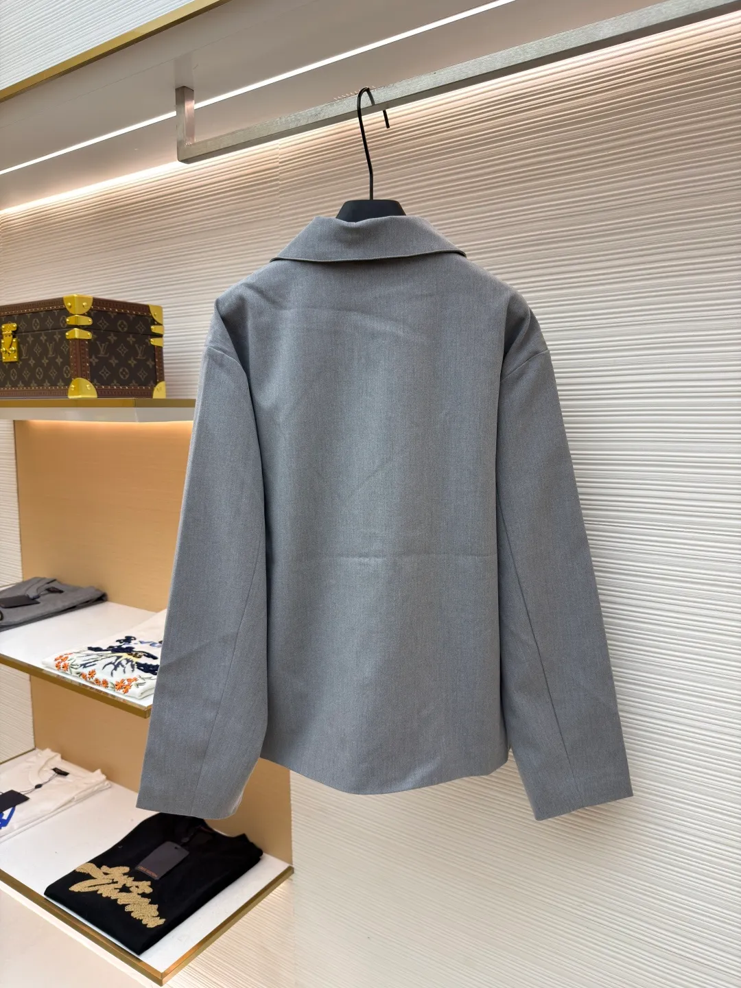 Loewe sheepskin pocket blazer ●Original version: Purchased and developed for 7999 ●Item number: 1681611-B40 ●Fabric: wool blended fabric ●Technology: embossed production ●Color: gray ●Version: fitted version ●Weight: about 685 grams ●Size: 36-38-40-42 ●Description: 40-count denim wool suit material. This fabric is made of double-layer wool suit fabric with a wool content of up to 55%. Because high-wool fabrics are thin, this fabric is made of double-layer composite. After washing and gluing, the fabric is close to 420 grams. The upper body has a very three-dimensional shape, and the loose fit is also very versatile. The lining is made of Tencel A100+ custom-woven fabric. The pocket leather is cut from soft sheep flat, and the small logo on the leather is pressed out of the original 1:1 positioning mold using a flower machine at a high temperature of 180 degrees. The buttons are made of pure horn buttons. Each real horn button has different textures and scratches. The iconic logo of LOEWE brand is engraved on the surface. The lower pocket has an alloy buckle with the brand's iconic logo. The overall wiring is straight and delicate, the fabric is comfortable and soft, and the color is consistent without color difference. It can be matched with the same style to create a fashionable look and control various occasions. Customized accessories, complete with three standards, same style for men and women!