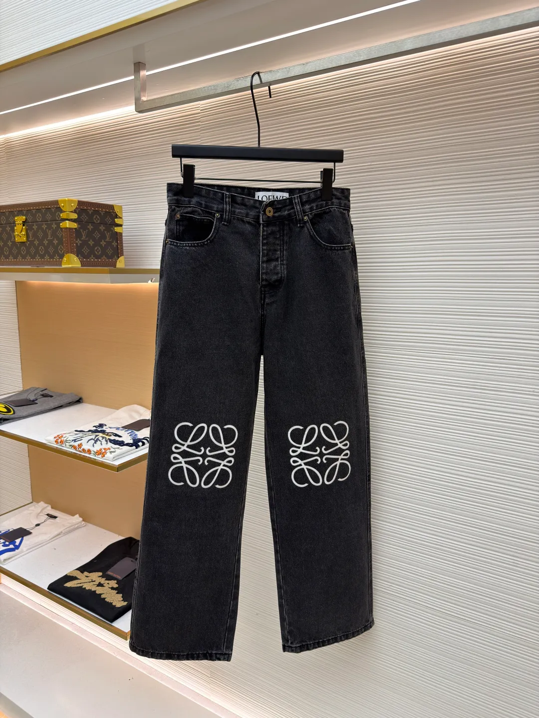 Loewe Anagram denim jeans ●Authentic product: Purchased and developed for 9900 ●Item number: 1680406-A90 ●Material: denim denim fabric ●Technology: laser cutting ●Version: fitted version ●Weight: about 755 grams ●Size: 46-48-50-52 ●Description: Customized dense core condensate material, comfortable and close to the skin, full of texture, Elbows decorated with Anagram hollow design The button-flap welt pockets on the chest are sublimated. The classic LOEWE leather logo on the back is embellished with visual recognition. It is a declaration of personality and taste. The collision of classics and innovation. The versatile charm of the denim jacket. The denim element is also synonymous with casualness. Using laser cutting, the elbows are manually disassembled, laid out flat for laser positioning and cutting the anagram pattern, and then hand-applied internally, and finally manually sewn on. The labor cost is high, the loss is high, and the daily output is low. The overall wiring is straight and delicate, the fabric is comfortable and soft, and the color is consistent without color difference. It can be matched with the same style to create a fashionable look and control various occasions. Customized accessories, complete with three standards, same style for men and women!