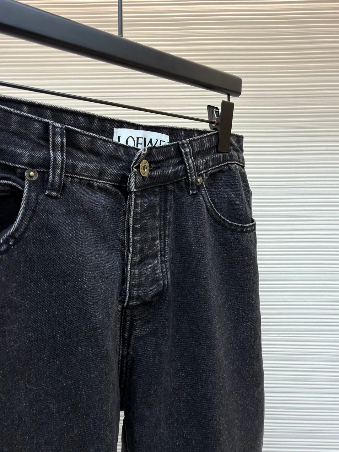 Loewe Anagram denim jeans ●Authentic product: Purchased and developed for 9900 ●Item number: 1680406-A90 ●Material: denim denim fabric ●Technology: laser cutting ●Version: fitted version ●Weight: about 755 grams ●Size: 46-48-50-52 ●Description: Customized dense core condensate material, comfortable and close to the skin, full of texture, Elbows decorated with Anagram hollow design The button-flap welt pockets on the chest are sublimated. The classic LOEWE leather logo on the back is embellished with visual recognition. It is a declaration of personality and taste. The collision of classics and innovation. The versatile charm of the denim jacket. The denim element is also synonymous with casualness. Using laser cutting, the elbows are manually disassembled, laid out flat for laser positioning and cutting the anagram pattern, and then hand-applied internally, and finally manually sewn on. The labor cost is high, the loss is high, and the daily output is low. The overall wiring is straight and delicate, the fabric is comfortable and soft, and the color is consistent without color difference. It can be matched with the same style to create a fashionable look and control various occasions. Customized accessories, complete with three standards, same style for men and women!