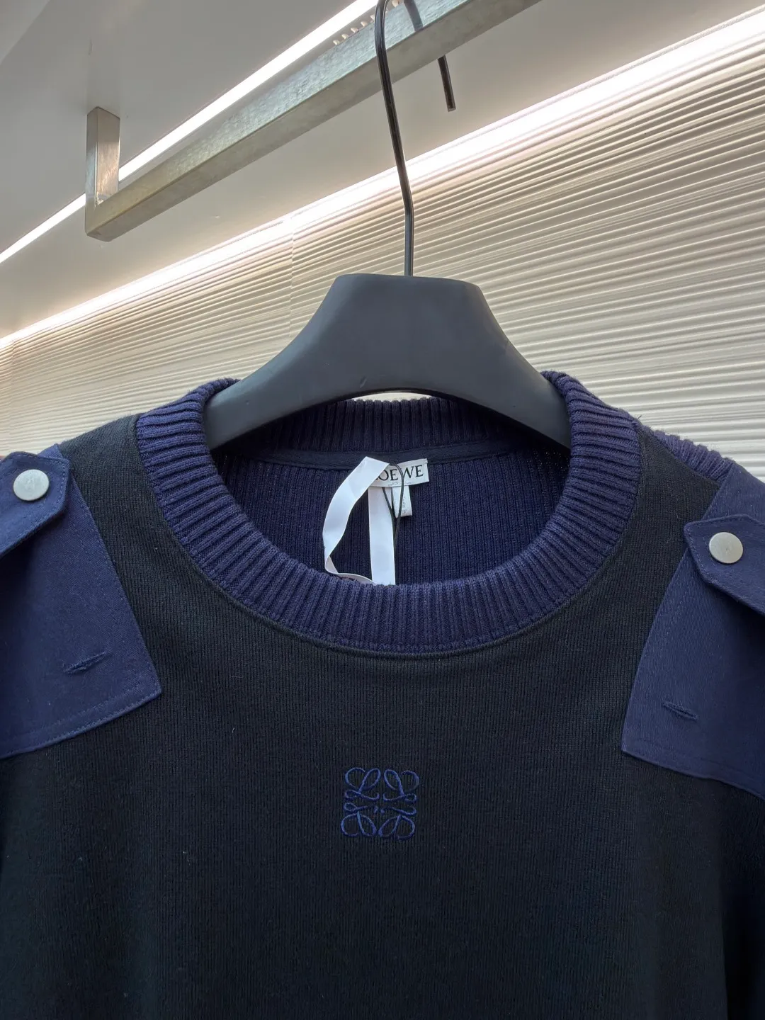 Loewe cotton blended long-sleeved sweater ●Original version: Purchased and developed for 8800 ●Item number: 1682326-B05 ●Fabric: 100% cotton ●Technology: knitted ●Color: black ●Version: fitted version ●Weight: about 525 grams ●Size: S-M-L-XL ●Description: This LOEWE cotton blended color-blocked long-sleeved sweater is made of high-quality cotton blended fabric as the base. It has been treated with a professional wool fermentation washing process to give the fabric a soft and delicate touch. It also improves the wrinkle resistance and breathability of the fabric, making it less likely to deform after long-term wear. The color-blocking design of the body is made of matte navy blue fabric, which contrasts with the black main body. The panels on the shoulders and sleeves add workwear-style details. The brand's iconic elements are presented using imported embroidery techniques. The stitches are fine and smooth, and the patterns are three-dimensional and clear, accurately restoring the brand's classic aesthetics. The entire garment is cut to fit ergonomics. The size of each part has been adjusted repeatedly, and it is normal for there to be an error of 1-3CM due to manual measurement. It is recommended that the garment be hand washed to preserve the integrity of the fabric and workmanship. The overall wiring is straight and delicate, the fabric is comfortable and soft, and the color is consistent without color difference. It can be matched with the same style to create a fashionable look and control various occasions. Customized accessories, complete with three standards, same style for men and women!
