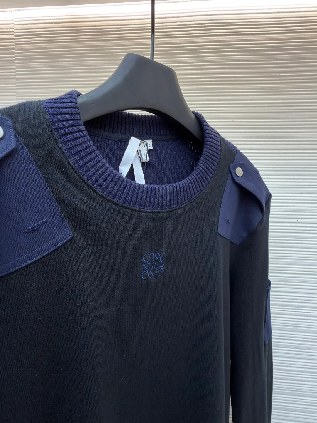Loewe cotton blended long-sleeved sweater ●Original version: Purchased and developed for 8800 ●Item number: 1682326-B05 ●Fabric: 100% cotton ●Technology: knitted ●Color: black ●Version: fitted version ●Weight: about 525 grams ●Size: S-M-L-XL ●Description: This LOEWE cotton blended color-blocked long-sleeved sweater is made of high-quality cotton blended fabric as the base. It has been treated with a professional wool fermentation washing process to give the fabric a soft and delicate touch. It also improves the wrinkle resistance and breathability of the fabric, making it less likely to deform after long-term wear. The color-blocking design of the body is made of matte navy blue fabric, which contrasts with the black main body. The panels on the shoulders and sleeves add workwear-style details. The brand's iconic elements are presented using imported embroidery techniques. The stitches are fine and smooth, and the patterns are three-dimensional and clear, accurately restoring the brand's classic aesthetics. The entire garment is cut to fit ergonomics. The size of each part has been adjusted repeatedly, and it is normal for there to be an error of 1-3CM due to manual measurement. It is recommended that the garment be hand washed to preserve the integrity of the fabric and workmanship. The overall wiring is straight and delicate, the fabric is comfortable and soft, and the color is consistent without color difference. It can be matched with the same style to create a fashionable look and control various occasions. Customized accessories, complete with three standards, same style for men and women!