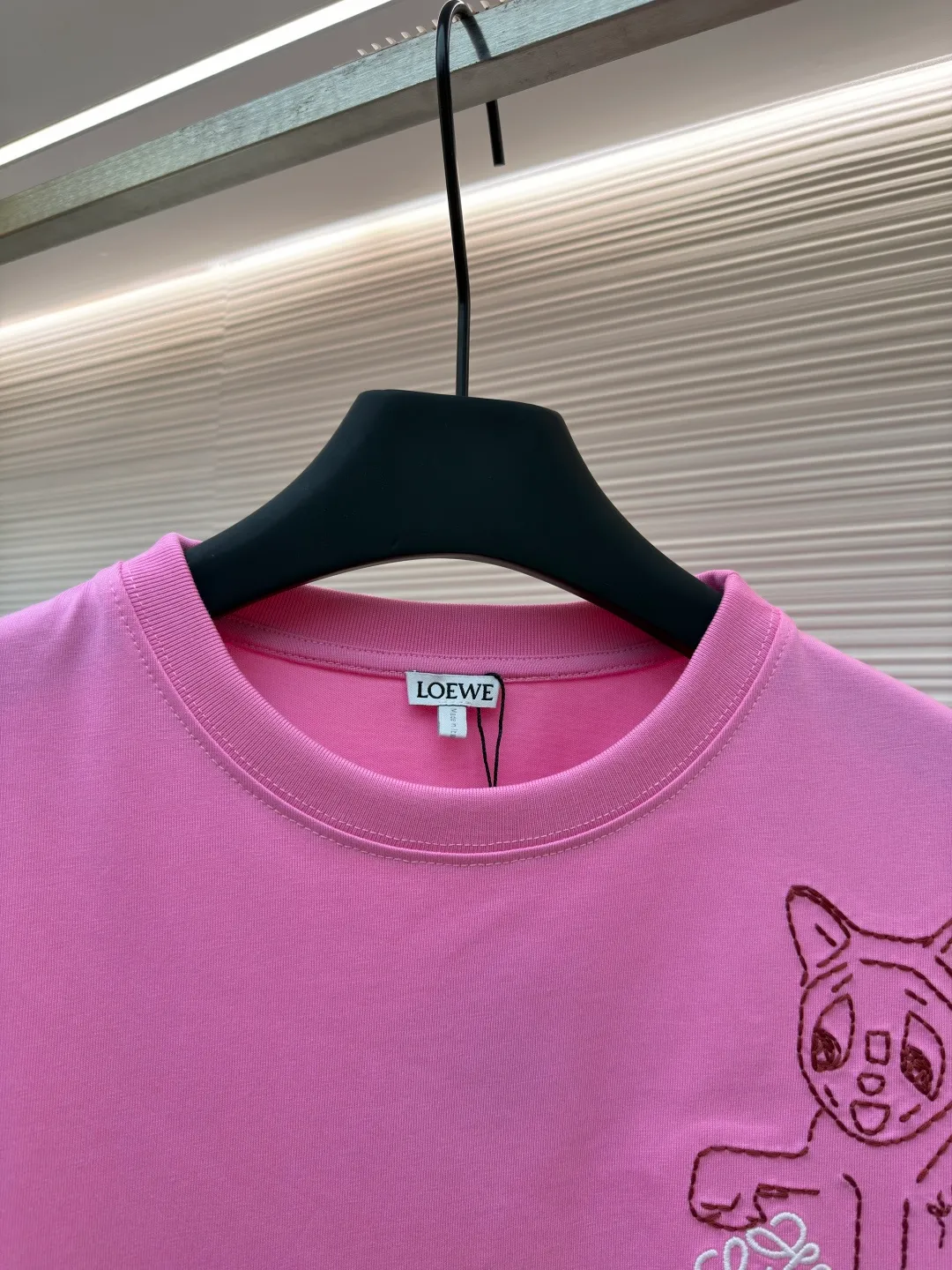 Loewe Cat Line Pattern Round Neck Short Sleeve ●Original version: Purchased and developed at 4330 ●Item number: 1681866-X85 ●Material: combed cotton fabric ●Technology: embroidery production ●Color: pink ●Version: fitted version ●Weight: about 285 grams ●Size: XS-S-M-L ●Description: Made of 15S fine cotton plain fabric, 230g; with 32S double yarn thread, 300g. Plain weave fabric made from combed cotton fibers has a more orderly arrangement and higher density than ordinary cotton, so it has better texture and luster. 15S fine cotton plain fabric is a high-quality cotton fabric with the characteristics of softness, comfort, good breathability, and good durability. Anagram Embroidery Lucky Cat: The rice grain line embroidery process uses special ultra-fine embroidery thread and high-density stitching to create a pattern outline as delicate and continuous as grains. Its core feature lies in the precise arrangement of ultra-fine stitches, which require 12-15 stitches per centimeter to form full lines, and the edges present a handmade micro-waving effect. The fabric achieves a stroke-like gradient of thickness and flow. The overall pattern is light, breathable and smooth to the touch. It looks like a line outline from a distance, but the texture of interwoven fibers can be seen up close. It is especially suitable for expressing delicate details such as logo outlines and geometric borders. Anagram embroidery: Using three-dimensional embroidery technology, the logo clearly restores the spacing curve. The mercerized embroidery thread with luster is selected, combined with complex embroidery needlework and fine detail processing to create a three-dimensional relief embroidery effect. Classic trademark letter design, fine embroidery and dense stitching, clear font and strong sense of lines and three-dimensionality. The overall wiring is straight and delicate, the fabric is comfortable and soft, and the color is consistent without color difference. It can be matched with the same style to create a fashionable look and control various occasions. Customized accessories, complete with three standards, same style for men and women!