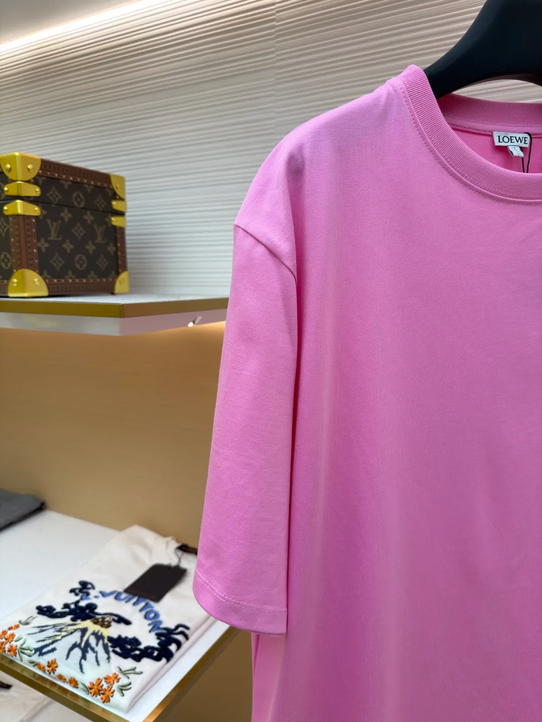 Loewe Cat Line Pattern Round Neck Short Sleeve ●Original version: Purchased and developed at 4330 ●Item number: 1681866-X85 ●Material: combed cotton fabric ●Technology: embroidery production ●Color: pink ●Version: fitted version ●Weight: about 285 grams ●Size: XS-S-M-L ●Description: Made of 15S fine cotton plain fabric, 230g; with 32S double yarn thread, 300g. Plain weave fabric made from combed cotton fibers has a more orderly arrangement and higher density than ordinary cotton, so it has better texture and luster. 15S fine cotton plain fabric is a high-quality cotton fabric with the characteristics of softness, comfort, good breathability, and good durability. Anagram Embroidery Lucky Cat: The rice grain line embroidery process uses special ultra-fine embroidery thread and high-density stitching to create a pattern outline as delicate and continuous as grains. Its core feature lies in the precise arrangement of ultra-fine stitches, which require 12-15 stitches per centimeter to form full lines, and the edges present a handmade micro-waving effect. The fabric achieves a stroke-like gradient of thickness and flow. The overall pattern is light, breathable and smooth to the touch. It looks like a line outline from a distance, but the texture of interwoven fibers can be seen up close. It is especially suitable for expressing delicate details such as logo outlines and geometric borders. Anagram embroidery: Using three-dimensional embroidery technology, the logo clearly restores the spacing curve. The mercerized embroidery thread with luster is selected, combined with complex embroidery needlework and fine detail processing to create a three-dimensional relief embroidery effect. Classic trademark letter design, fine embroidery and dense stitching, clear font and strong sense of lines and three-dimensionality. The overall wiring is straight and delicate, the fabric is comfortable and soft, and the color is consistent without color difference. It can be matched with the same style to create a fashionable look and control various occasions. Customized accessories, complete with three standards, same style for men and women!