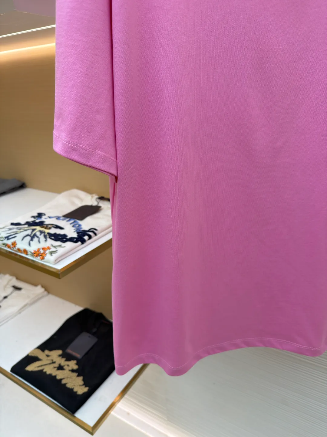 Loewe Cat Line Pattern Round Neck Short Sleeve ●Original version: Purchased and developed at 4330 ●Item number: 1681866-X85 ●Material: combed cotton fabric ●Technology: embroidery production ●Color: pink ●Version: fitted version ●Weight: about 285 grams ●Size: XS-S-M-L ●Description: Made of 15S fine cotton plain fabric, 230g; with 32S double yarn thread, 300g. Plain weave fabric made from combed cotton fibers has a more orderly arrangement and higher density than ordinary cotton, so it has better texture and luster. 15S fine cotton plain fabric is a high-quality cotton fabric with the characteristics of softness, comfort, good breathability, and good durability. Anagram Embroidery Lucky Cat: The rice grain line embroidery process uses special ultra-fine embroidery thread and high-density stitching to create a pattern outline as delicate and continuous as grains. Its core feature lies in the precise arrangement of ultra-fine stitches, which require 12-15 stitches per centimeter to form full lines, and the edges present a handmade micro-waving effect. The fabric achieves a stroke-like gradient of thickness and flow. The overall pattern is light, breathable and smooth to the touch. It looks like a line outline from a distance, but the texture of interwoven fibers can be seen up close. It is especially suitable for expressing delicate details such as logo outlines and geometric borders. Anagram embroidery: Using three-dimensional embroidery technology, the logo clearly restores the spacing curve. The mercerized embroidery thread with luster is selected, combined with complex embroidery needlework and fine detail processing to create a three-dimensional relief embroidery effect. Classic trademark letter design, fine embroidery and dense stitching, clear font and strong sense of lines and three-dimensionality. The overall wiring is straight and delicate, the fabric is comfortable and soft, and the color is consistent without color difference. It can be matched with the same style to create a fashionable look and control various occasions. Customized accessories, complete with three standards, same style for men and women!