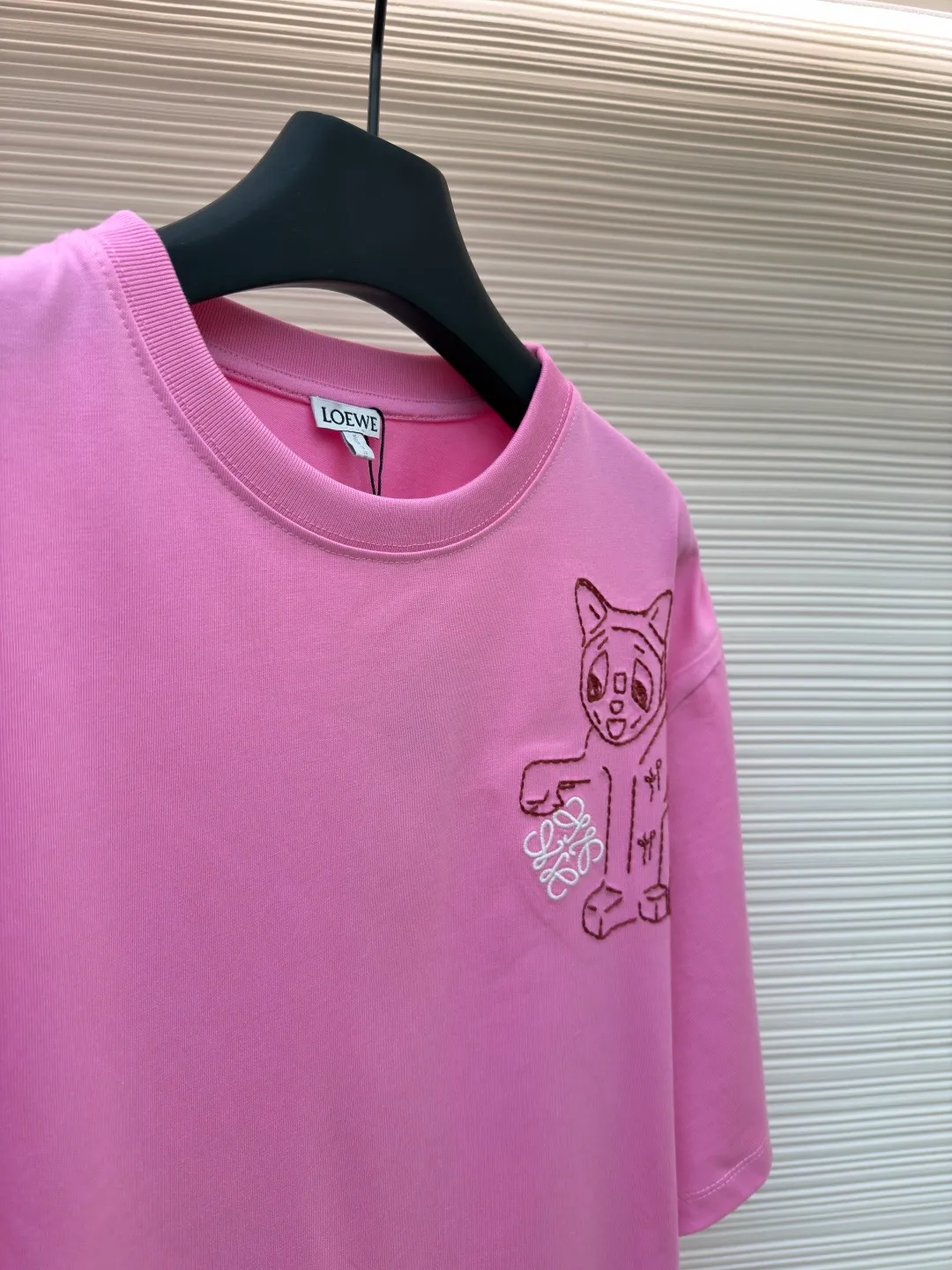 Loewe Cat Line Pattern Round Neck Short Sleeve ●Original version: Purchased and developed at 4330 ●Item number: 1681866-X85 ●Material: combed cotton fabric ●Technology: embroidery production ●Color: pink ●Version: fitted version ●Weight: about 285 grams ●Size: XS-S-M-L ●Description: Made of 15S fine cotton plain fabric, 230g; with 32S double yarn thread, 300g. Plain weave fabric made from combed cotton fibers has a more orderly arrangement and higher density than ordinary cotton, so it has better texture and luster. 15S fine cotton plain fabric is a high-quality cotton fabric with the characteristics of softness, comfort, good breathability, and good durability. Anagram Embroidery Lucky Cat: The rice grain line embroidery process uses special ultra-fine embroidery thread and high-density stitching to create a pattern outline as delicate and continuous as grains. Its core feature lies in the precise arrangement of ultra-fine stitches, which require 12-15 stitches per centimeter to form full lines, and the edges present a handmade micro-waving effect. The fabric achieves a stroke-like gradient of thickness and flow. The overall pattern is light, breathable and smooth to the touch. It looks like a line outline from a distance, but the texture of interwoven fibers can be seen up close. It is especially suitable for expressing delicate details such as logo outlines and geometric borders. Anagram embroidery: Using three-dimensional embroidery technology, the logo clearly restores the spacing curve. The mercerized embroidery thread with luster is selected, combined with complex embroidery needlework and fine detail processing to create a three-dimensional relief embroidery effect. Classic trademark letter design, fine embroidery and dense stitching, clear font and strong sense of lines and three-dimensionality. The overall wiring is straight and delicate, the fabric is comfortable and soft, and the color is consistent without color difference. It can be matched with the same style to create a fashionable look and control various occasions. Customized accessories, complete with three standards, same style for men and women!