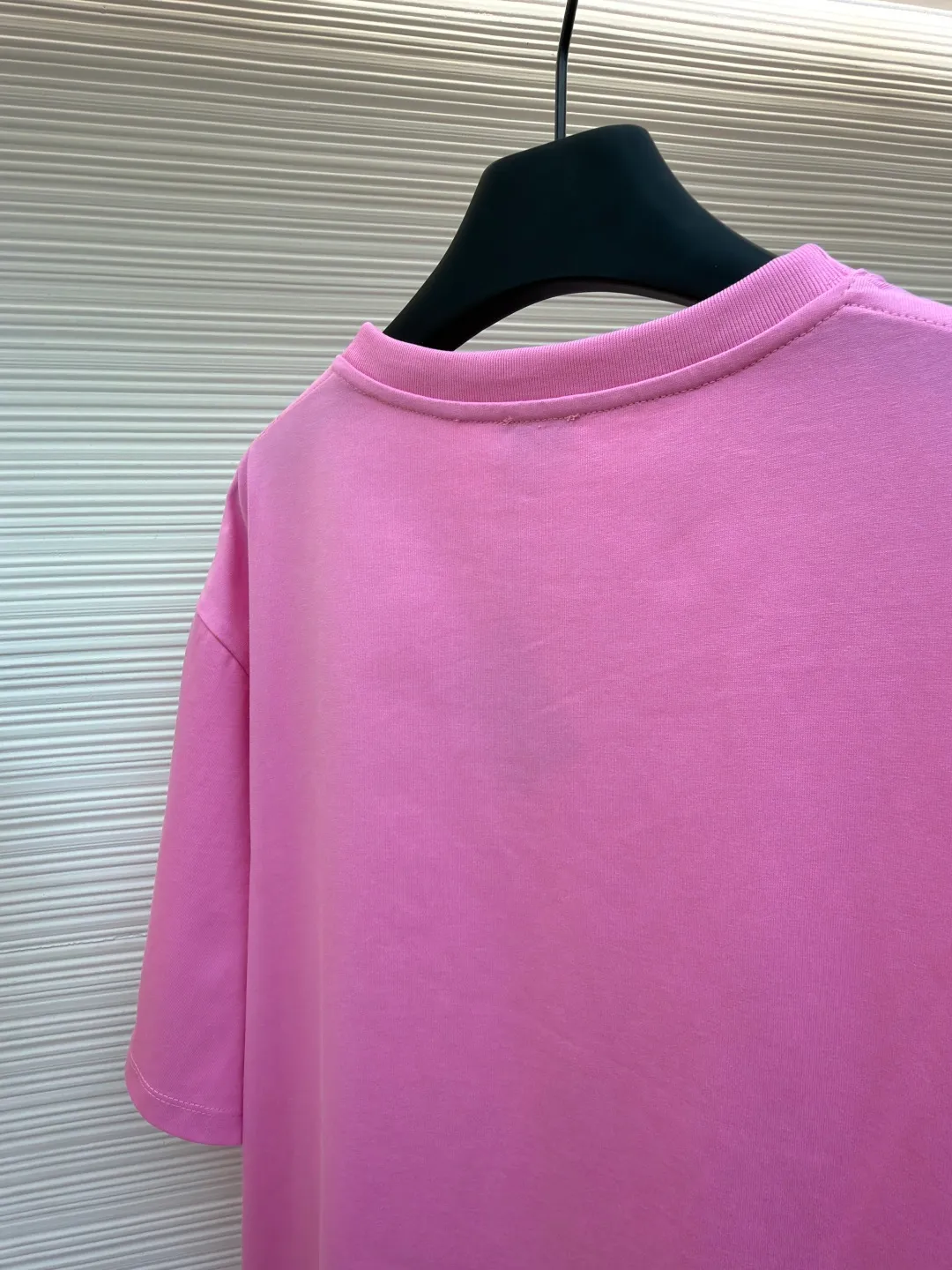 Loewe Cat Line Pattern Round Neck Short Sleeve ●Original version: Purchased and developed at 4330 ●Item number: 1681866-X85 ●Material: combed cotton fabric ●Technology: embroidery production ●Color: pink ●Version: fitted version ●Weight: about 285 grams ●Size: XS-S-M-L ●Description: Made of 15S fine cotton plain fabric, 230g; with 32S double yarn thread, 300g. Plain weave fabric made from combed cotton fibers has a more orderly arrangement and higher density than ordinary cotton, so it has better texture and luster. 15S fine cotton plain fabric is a high-quality cotton fabric with the characteristics of softness, comfort, good breathability, and good durability. Anagram Embroidery Lucky Cat: The rice grain line embroidery process uses special ultra-fine embroidery thread and high-density stitching to create a pattern outline as delicate and continuous as grains. Its core feature lies in the precise arrangement of ultra-fine stitches, which require 12-15 stitches per centimeter to form full lines, and the edges present a handmade micro-waving effect. The fabric achieves a stroke-like gradient of thickness and flow. The overall pattern is light, breathable and smooth to the touch. It looks like a line outline from a distance, but the texture of interwoven fibers can be seen up close. It is especially suitable for expressing delicate details such as logo outlines and geometric borders. Anagram embroidery: Using three-dimensional embroidery technology, the logo clearly restores the spacing curve. The mercerized embroidery thread with luster is selected, combined with complex embroidery needlework and fine detail processing to create a three-dimensional relief embroidery effect. Classic trademark letter design, fine embroidery and dense stitching, clear font and strong sense of lines and three-dimensionality. The overall wiring is straight and delicate, the fabric is comfortable and soft, and the color is consistent without color difference. It can be matched with the same style to create a fashionable look and control various occasions. Customized accessories, complete with three standards, same style for men and women!