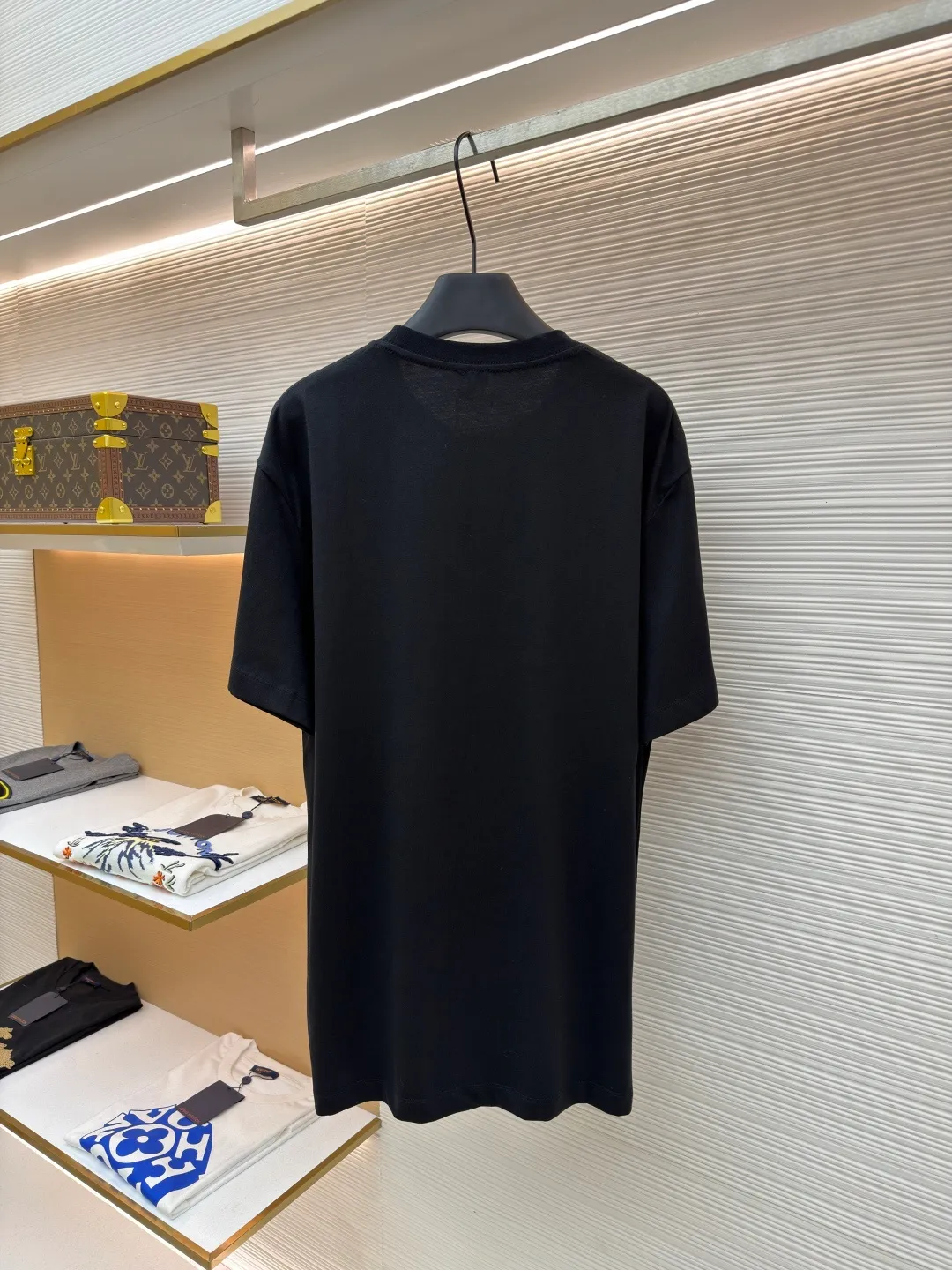 Loewe Anagram pocket embroidered short sleeves ●Original version: 4800 purchase and development ●Item number: 1682458-X90 ●Material: precision super soft brocade cotton fabric ●Technology: embroidery production ●Color: black ●Version: fitted version ●Weight: about 245 grams ●Size: S-M-L-XL ●Description: Customized satin precision super soft brocade cotton, delicate and soft, comfortable and close to the skin, decorated with LOEWE Anagram embroidered pockets on the chest The pocket design cleverly integrates the essence of the brand, shining like a work of art. The pocket style exudes unique charm, simple yet stylish. Adopt imported machine embroidery technology, use advanced computer control systems and precision mechanical components to achieve Anagram embroidery operations with high precision. The lines are smooth and delicate, and the fabrics have been washed. It has a better hand feel and texture, is not easy to deform, is not easy to shrink, is not easy to fade, and maintains long-term beauty. The overall wiring is straight and delicate, the fabric is comfortable and soft, and the color is consistent without color difference. It can be matched with the same style to create a fashionable look and control various occasions. Customized accessories, complete with three standards, same style for men and women!