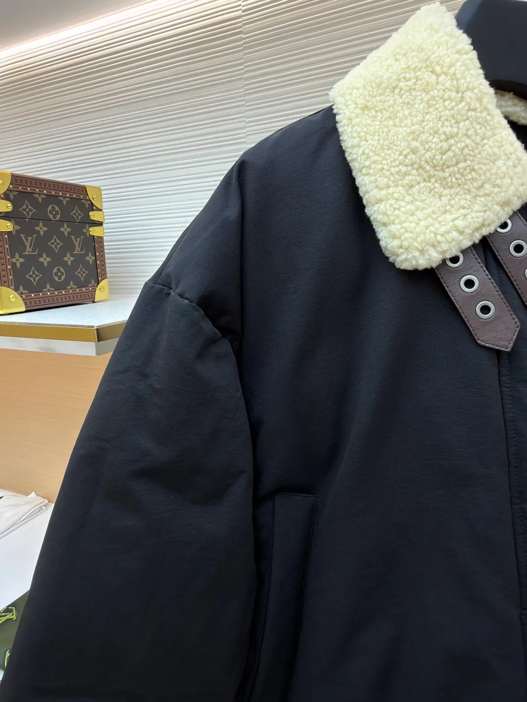 LOEWE lamb collar splicing tie-decorated down jacket ●Original version: Purchased and developed in 19822 ●Item number: 1680963-F25 ●Fabric: sheepskin lamb fabric ●Technology: embroidery production ●Version: fitted version ●Weight: about 1575 grams ●Size: S-M-L ●Description: Oxford fabric made of 60% cotton and 40% nylon blend. Cotton fiber has a natural skin-friendly feel and good moisture absorption and breathability. The addition of nylon improves wear resistance and skeleton strength, while the high-density braid layer enhances the velvet locking effect. The lambswool lapel design effectively wraps the neck and reduces heat loss. Its texture is soft, delicate to the touch, close to the skin and non-irritating, providing a comfortable experience. The furry texture can modify facial lines, making the face look smaller and more refined. It uses 90 white duck down with a weight of 220g to ensure excellent thermal insulation performance. After strict screening and processing, the velvet is not easy to get drilled, ensuring durability. The inner and outer denim fabrics are misaligned by 1.5 cm, blocking the migration path of velvet. The anti-velvet silk thread is used through the imported No. 7 needle to achieve a chain stitch of 14 stitches/inch, resulting in tight and straight stitch spacing and a sewing effect without skipping stitches. The inner bag surface is formed into high-precision Anagram embroidery with about 6,000 stitches through the advanced computer control system and precision mechanical components of the imported embroidery machine. The overall wiring is straight and delicate, the fabric is comfortable and soft, and the color is consistent without color difference. It can be matched with the same style to create a fashionable look and control various occasions. Customized accessories, complete with three standards, same style for men and women!