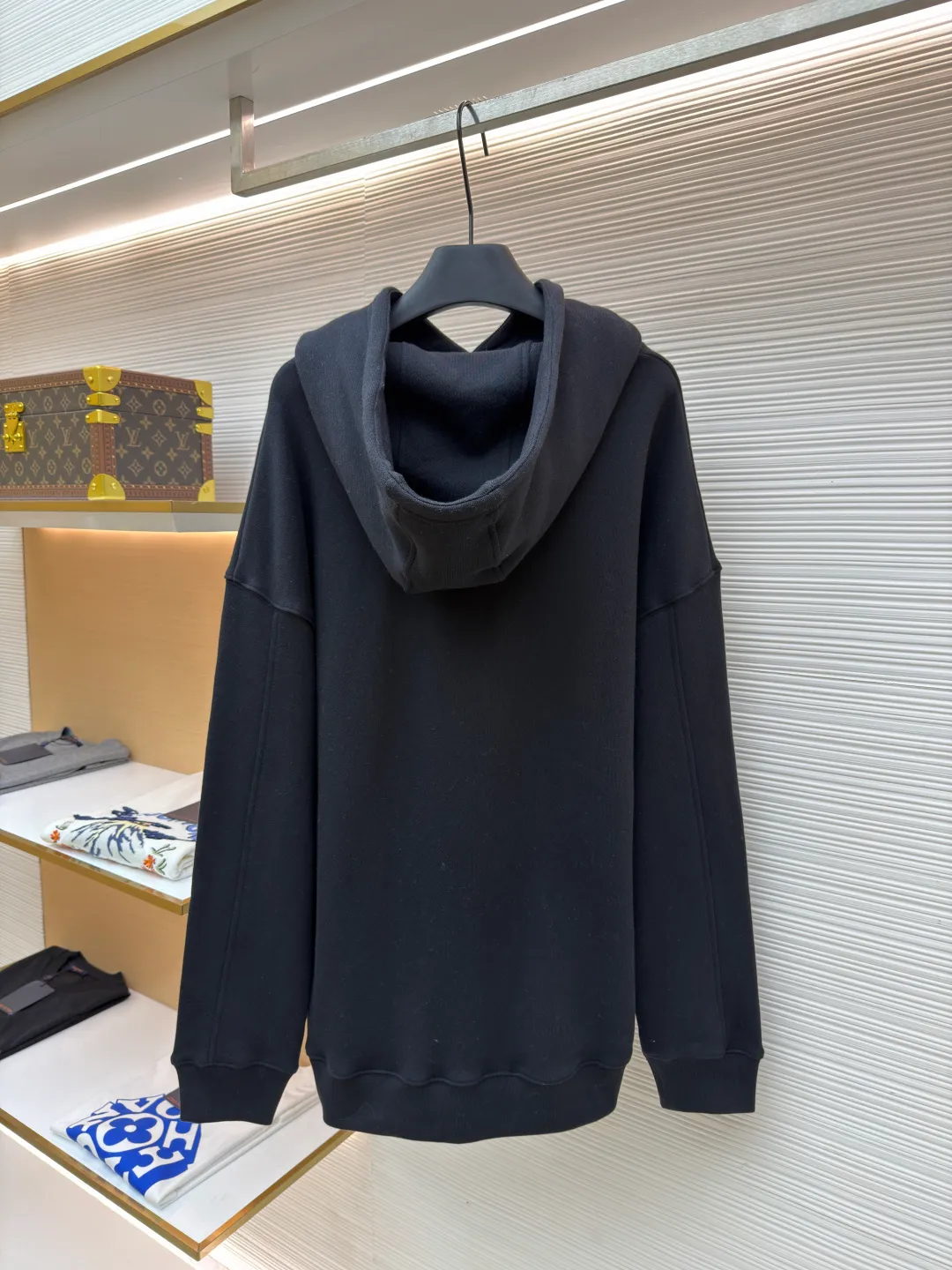 Loewe Anagram leather embroidered hooded sweatshirt ●Original version: Purchased and developed for 8800 ●Item number: 1682379-A70 ●Material: cotton fabric ●Technology: embroidery production ●Color: black ●Version: fitted version ●Weight: about 835 grams ●Size: S-M-L-XL ●Description: Customized medium-weight looped cotton wadding, soft and comfortable to the touch, wide and stylish, with pure black as the base color It outlines a simple but not simple outline. The iconic Loewe Anagram embroidery is embellished on the chest. It is paired with a Flamenco-style leather drawstring to inject a touch of unique style. It is low-key but highlights the taste. Simplify it and mix it casually to release your individual style. It adopts imported machine embroidery technology and uses advanced computer control systems and precision mechanical components to achieve Loewe Anagram embroidery operations with high precision and smooth and delicate lines. The fabrics have been washed to give them a better feel and texture. They are not easy to deform, shrink or fade, and maintain their long-lasting beauty. The overall wiring is straight and delicate, the fabric is comfortable and soft, and the color is consistent without color difference. It can be matched with the same style to create a fashionable look and control various occasions. Customized accessories, complete with three standards, same style for men and women!