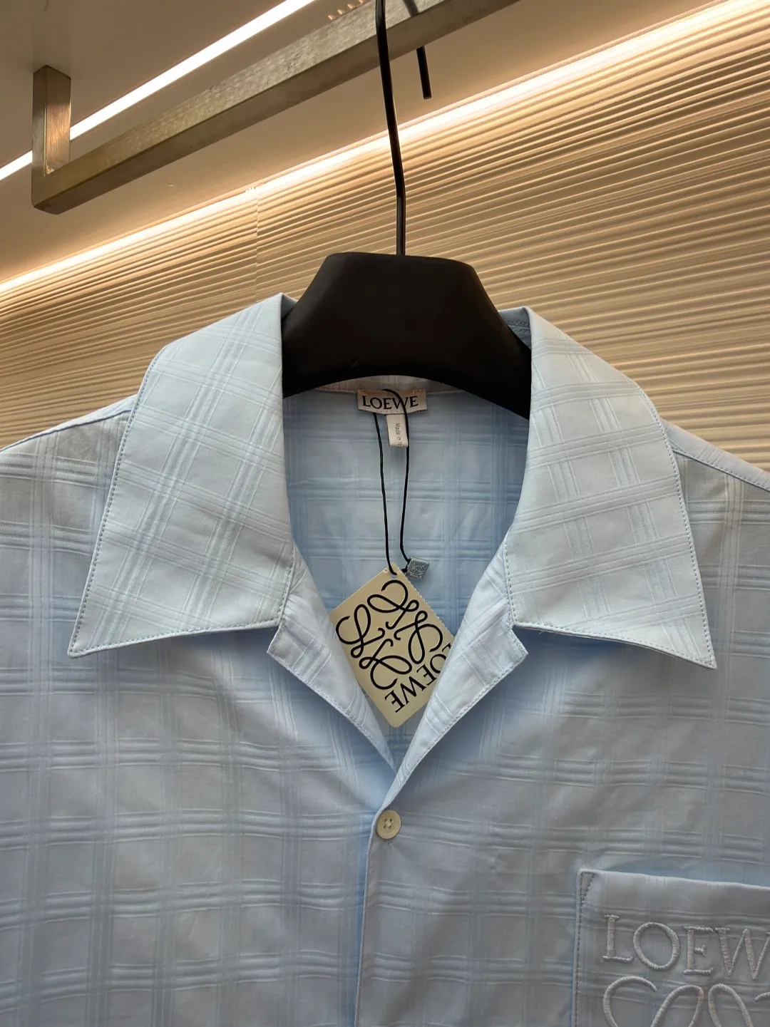 Loewe Anagram embroidered plaid shirt ●Item number: 1682392-A65 ●Material: Moiré high-count jacquard plaid fabric ●Technology: embroidery production ●Color: blue ●Version: Fitted version ●Weight: about 195 grams ●Size: 36-38-40-42 ●Description: Customized moiré high-count jacquard plaid material, rich texture, full color, comfortable and close to the skin, stunning appearance with a touch of fresh fog blue plaid Exquisite Loewe Anagram embroidery is embellished on the breast pocket, like a hidden luxury imprint. Elegant lines outline the neck style. The grid creates the illusion of flowing with the body movement, exuding a sense of luxury from the inside out. A stunning work in the fashion feast, using imported machine embroidery technology. Advanced computer control systems and sophisticated mechanical components are used to realize Loewe Anagram embroidery operations with high precision and smooth and delicate lines. Infrared positioning cutting machine uses infrared transmitters and infrared receivers to achieve precise positioning of materials. The accuracy can reach the micron level, thereby meeting the effect of high-precision cutting of alignment and strips. The fabrics have been sand-washed, giving them a better feel and texture. They are not easy to deform, shrink or fade, and maintain their long-lasting beauty. The overall wiring is straight and delicate, the fabric is comfortable and soft, and the color is consistent without color difference. It can be matched with the same style to create a fashionable look and control various occasions. Customized accessories, complete with three standards, same style for men and women!