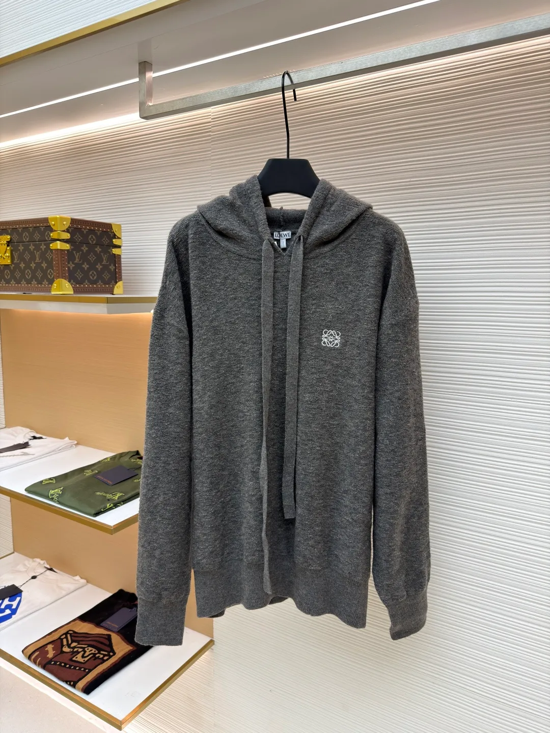Loewe Anagram embroidered hooded sweater ●Original version: purchased and developed for 13900 ●Item number: 1680893-B35 ●Fabric: wool blended fabric ●Technology: Garment washing ●Version: fitted version ●Weight: about 480 grams ●Size: S-M-L-XL ●Description: Customized natural medium-thick premium wool yarn, soft to the touch, comfortable and skin-friendly, with pure and deep black as the background color Deep, mysterious and full of power, the iconic Loewe Anagram embroidery is embroidered on the chest and is highly recognizable. The hooded design gives the soul a sense of just the right amount of looseness. The curvature is natural and smooth, achieving a perfect balance between casualness and dignity. The well-deserved king of all-match uses imported machine embroidery technology. Advanced computer control systems and precision mechanical components are used to realize Loewe Anagram embroidery operations with high precision. The lines are smooth and delicate, and the garments are washed and softened to remove odors. Use professional washing equipment and specific detergents to deeply clean and deodorize clothes to improve the feel and appearance of clothes. The overall wiring is straight and delicate, the fabric is comfortable and soft, and the color is consistent without color difference. It can be matched with the same style to create a fashionable look and control various occasions. Customized accessories, complete with three standards, same style for men and women!