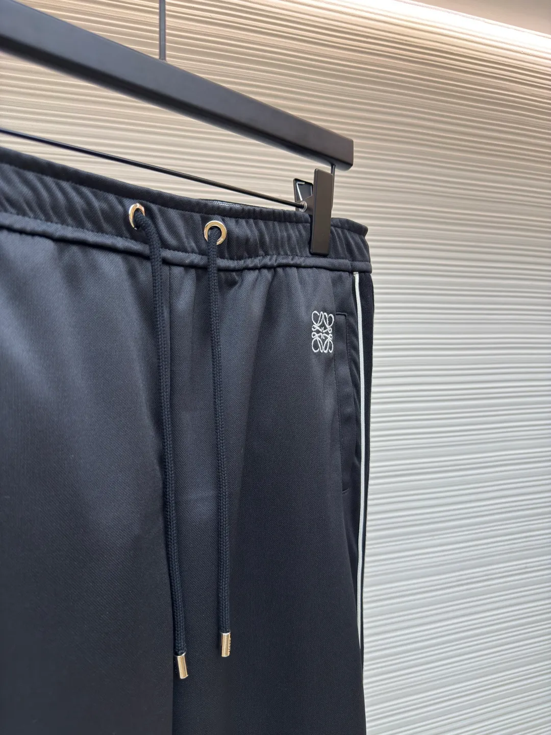 LOEWE embroidered webbing trousers ●Authentic product: Purchased and developed for 8300 ●Item number: 1680232-A85 ●Fabric: pure cotton fabric ●Technology: embroidery production ●Version: loose version ●Weight: about 505 grams ●Size: S-M-L-XL ●Description: Made of 40-count genuine mercerized double-sided, original customized fabric. Woven by the latest imported looms, with high-density texture and a very three-dimensional ready-to-wear pattern. The embroidery uses three-dimensional plane embroidery, and the number of high-density embroidery needles is as high as 6,400. The waistband is made of pure cotton custom-woven jacquard technology, and the entire waistband has the LOEWE brand logo. The back pocket zipper is made of 100% nylon custom material, and the zipper has the LOEWE brand logo. The webbing is made of pure cotton and the original size is 1:1, and the letter tape is made of silver yarn. The overall wiring is straight and delicate, the fabric is comfortable and soft, and the color is consistent without color difference. It can be matched with the same style to create a fashionable look and control various occasions. Customized accessories, complete with three standards, same style for men and women!
