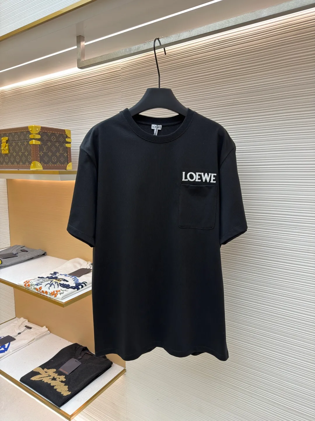 Loewe Patch Pocket Round Neck Short Sleeve ●Original version: Purchased and developed by 3621 ●Item number: 1681853-A00 ●Material: combed cotton fabric ●Technology: embroidery production ●Color: black ●Version: fitted version ●Weight: about 265 grams ●Size: XS-S-M-L ●Description: Made of 15S fine cotton plain fabric, 230g; with 32S double yarn thread, 300g. Plain weave fabric made from combed cotton fibers has a more orderly arrangement and higher density than ordinary cotton, so it has better texture and luster. 15S fine cotton plain fabric is a high-quality cotton fabric with the characteristics of softness, comfort, good breathability, and good durability. Matching the specific color and thick thread material, single-needle lock embroidery is mainly used, and the stitches of this embroidery are fine. The craftsmanship is exquisite. The edge of the pattern not only makes the embroidery appear smooth, but also the stitches are arranged neatly and evenly, without exposing the ground or overlapping. The embroidery uses thick lines to outline the letter pattern, and the thick lines create a more three-dimensional texture. Thick thread embroidery has the rough feel of hand embroidery, and the overall effect is three-dimensional and the texture is delicate, creating a dual texture in terms of look and feel. The overall wiring is straight and delicate, the fabric is comfortable and soft, and the color is consistent without color difference. It can be matched with the same style to create a fashionable look and control various occasions. Customized accessories, complete with three standards, same style for men and women!
