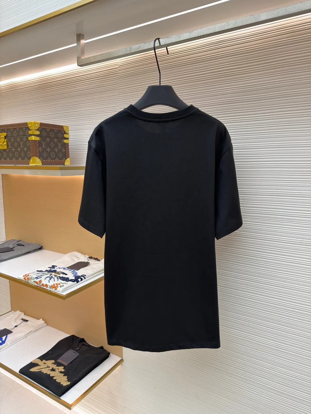 Loewe Patch Pocket Round Neck Short Sleeve ●Original version: Purchased and developed by 3621 ●Item number: 1681853-A00 ●Material: combed cotton fabric ●Technology: embroidery production ●Color: black ●Version: fitted version ●Weight: about 265 grams ●Size: XS-S-M-L ●Description: Made of 15S fine cotton plain fabric, 230g; with 32S double yarn thread, 300g. Plain weave fabric made from combed cotton fibers has a more orderly arrangement and higher density than ordinary cotton, so it has better texture and luster. 15S fine cotton plain fabric is a high-quality cotton fabric with the characteristics of softness, comfort, good breathability, and good durability. Matching the specific color and thick thread material, single-needle lock embroidery is mainly used, and the stitches of this embroidery are fine. The craftsmanship is exquisite. The edge of the pattern not only makes the embroidery appear smooth, but also the stitches are arranged neatly and evenly, without exposing the ground or overlapping. The embroidery uses thick lines to outline the letter pattern, and the thick lines create a more three-dimensional texture. Thick thread embroidery has the rough feel of hand embroidery, and the overall effect is three-dimensional and the texture is delicate, creating a dual texture in terms of look and feel. The overall wiring is straight and delicate, the fabric is comfortable and soft, and the color is consistent without color difference. It can be matched with the same style to create a fashionable look and control various occasions. Customized accessories, complete with three standards, same style for men and women!