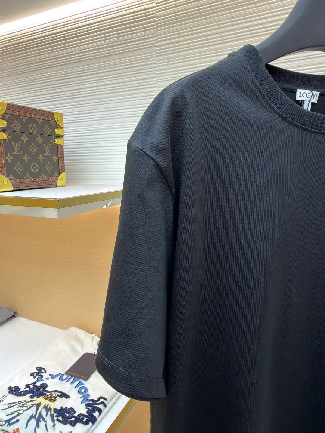 Loewe Patch Pocket Round Neck Short Sleeve ●Original version: Purchased and developed by 3621 ●Item number: 1681853-A00 ●Material: combed cotton fabric ●Technology: embroidery production ●Color: black ●Version: fitted version ●Weight: about 265 grams ●Size: XS-S-M-L ●Description: Made of 15S fine cotton plain fabric, 230g; with 32S double yarn thread, 300g. Plain weave fabric made from combed cotton fibers has a more orderly arrangement and higher density than ordinary cotton, so it has better texture and luster. 15S fine cotton plain fabric is a high-quality cotton fabric with the characteristics of softness, comfort, good breathability, and good durability. Matching the specific color and thick thread material, single-needle lock embroidery is mainly used, and the stitches of this embroidery are fine. The craftsmanship is exquisite. The edge of the pattern not only makes the embroidery appear smooth, but also the stitches are arranged neatly and evenly, without exposing the ground or overlapping. The embroidery uses thick lines to outline the letter pattern, and the thick lines create a more three-dimensional texture. Thick thread embroidery has the rough feel of hand embroidery, and the overall effect is three-dimensional and the texture is delicate, creating a dual texture in terms of look and feel. The overall wiring is straight and delicate, the fabric is comfortable and soft, and the color is consistent without color difference. It can be matched with the same style to create a fashionable look and control various occasions. Customized accessories, complete with three standards, same style for men and women!